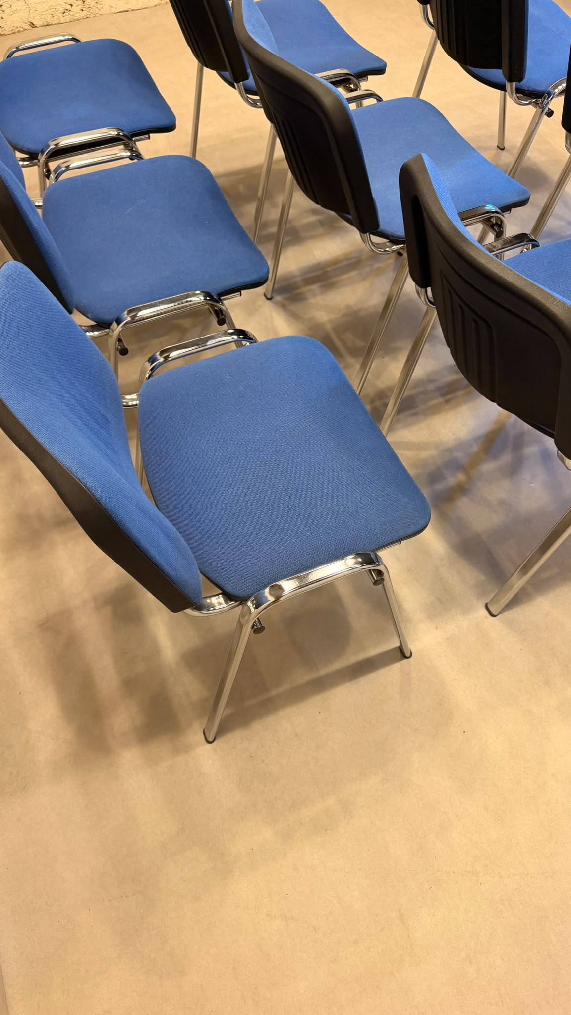 Stapelstühle blau gepolstert mit Chromgestell