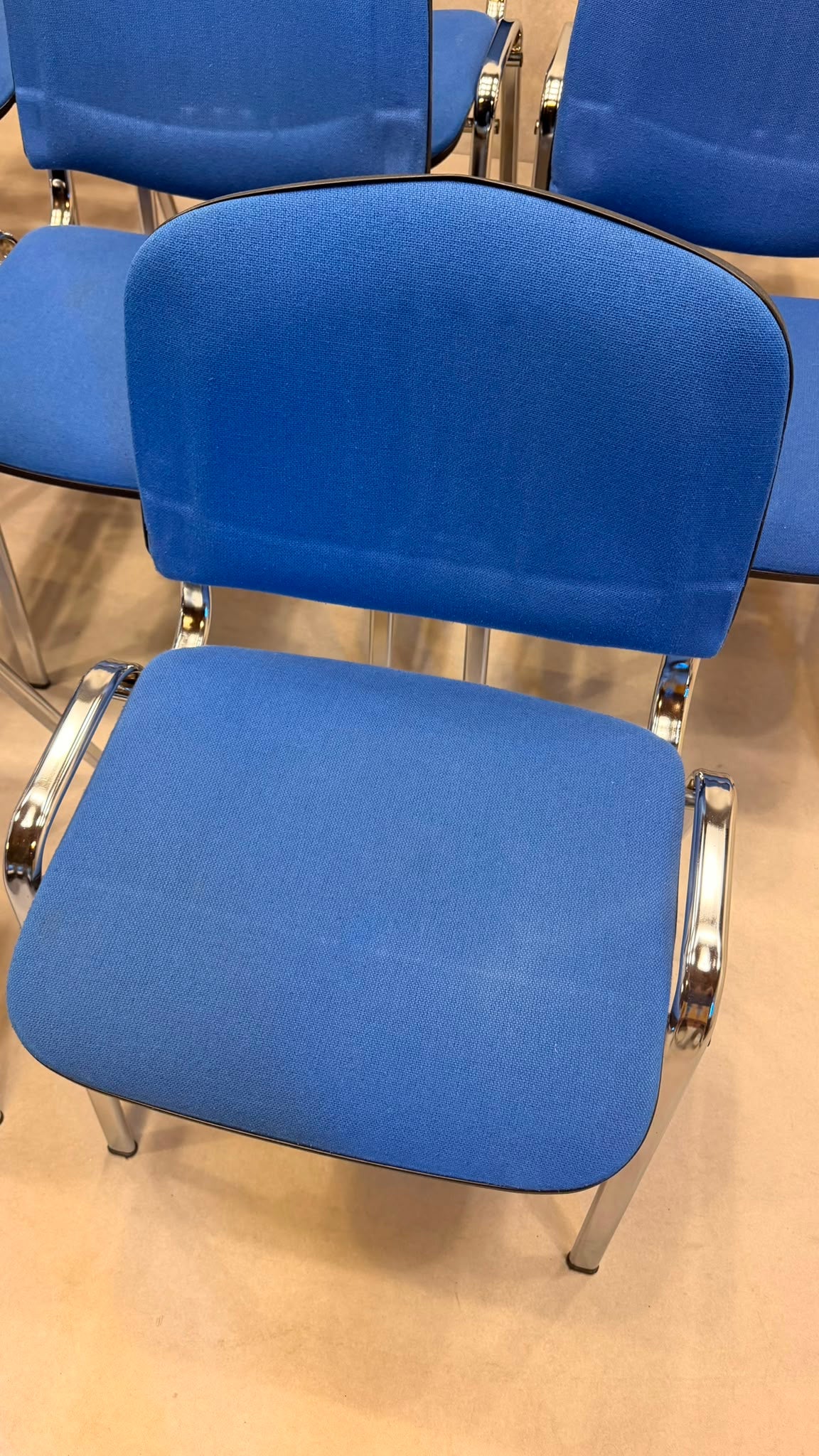 Stapelstühle blau gepolstert mit Chromgestell