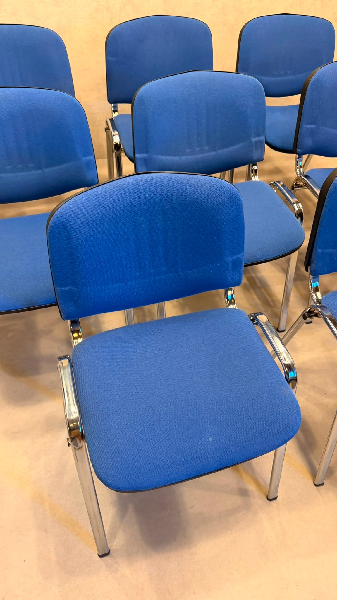 Stapelstühle blau gepolstert mit Chromgestell