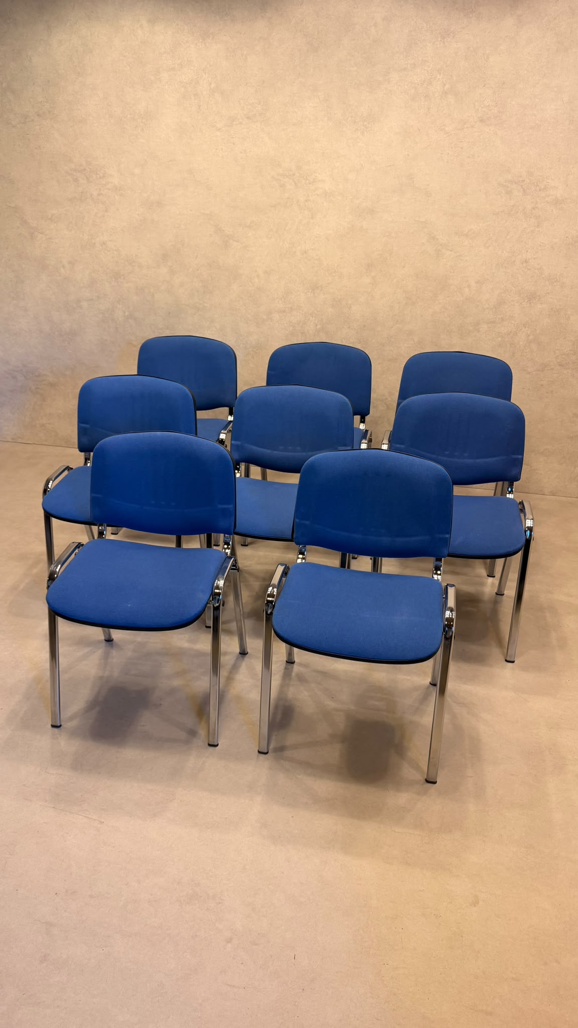 Stapelstühle blau gepolstert mit Chromgestell