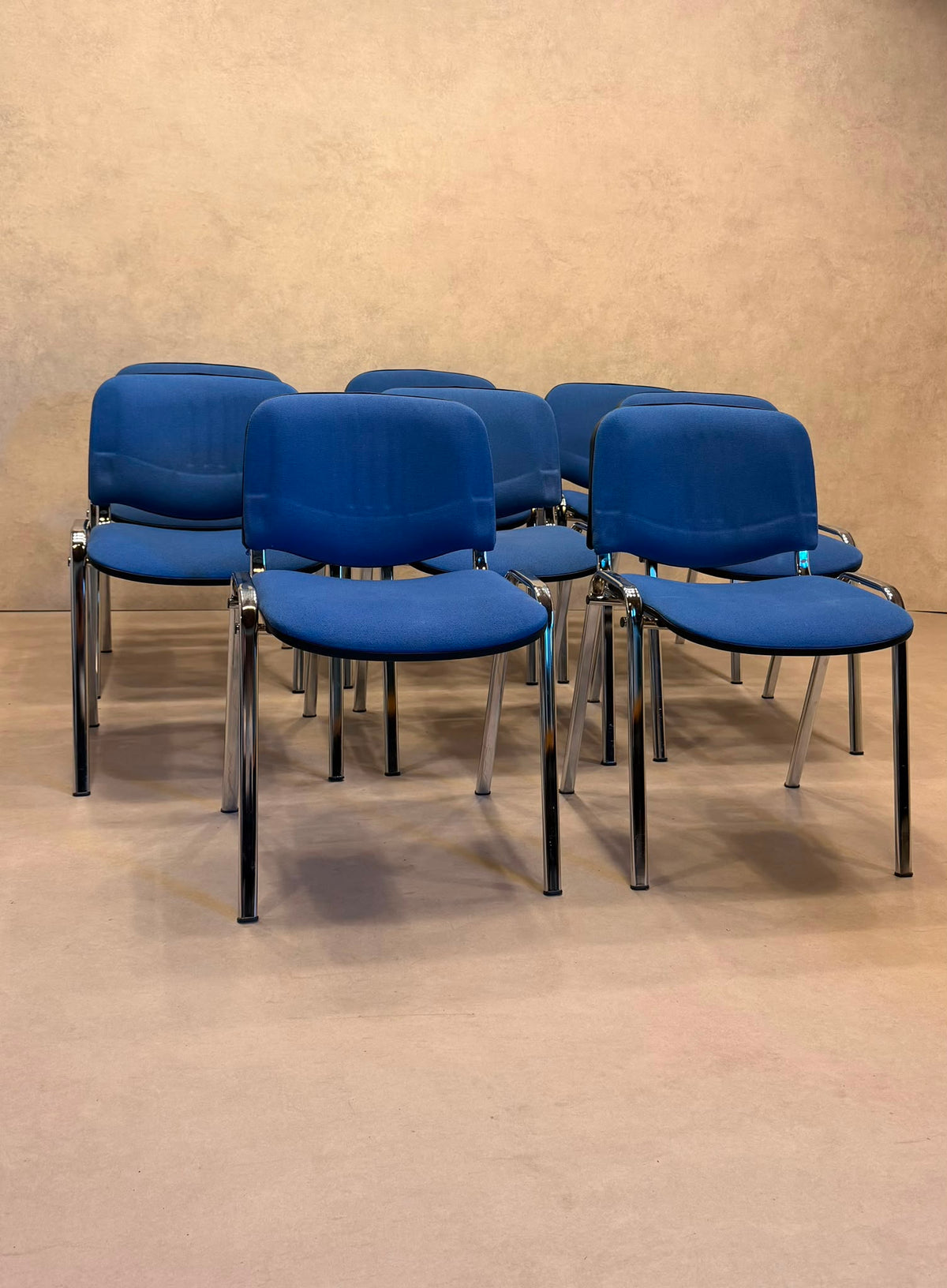 Stapelstühle blau gepolstert mit Chromgestell