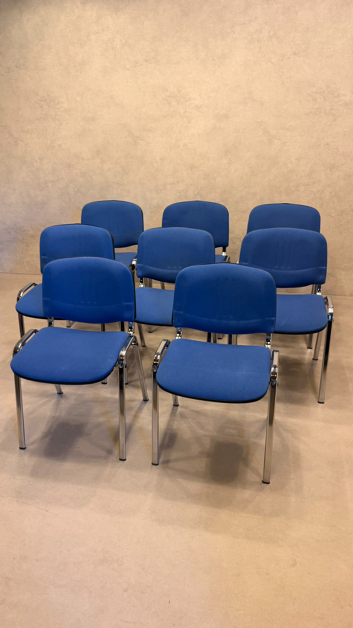 Stapelstühle blau gepolstert mit Chromgestell