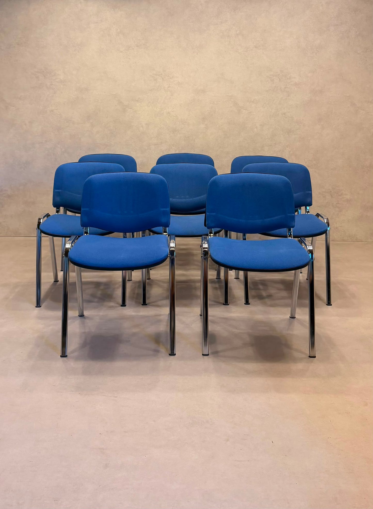 Stapelstühle blau gepolstert mit Chromgestell