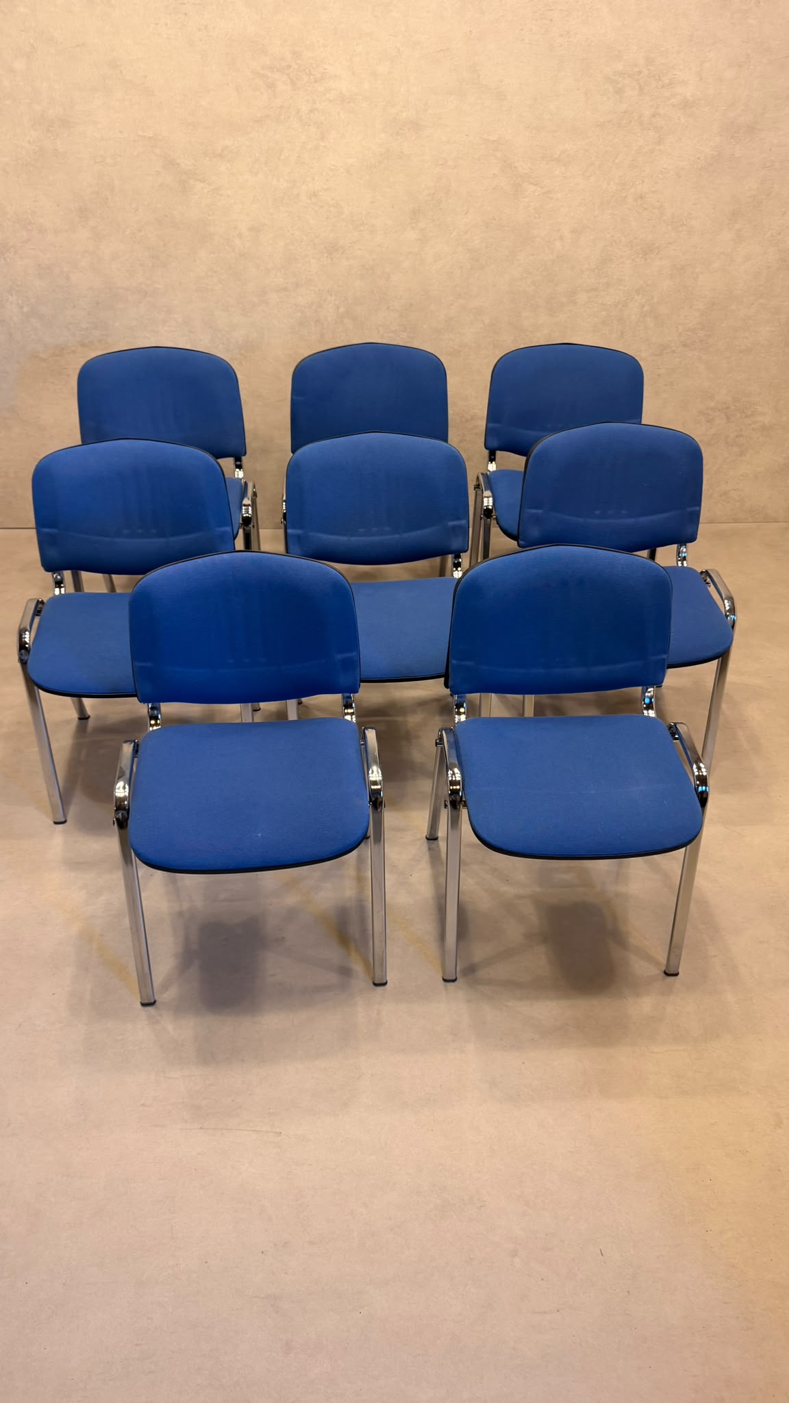 Stapelstühle blau gepolstert mit Chromgestell