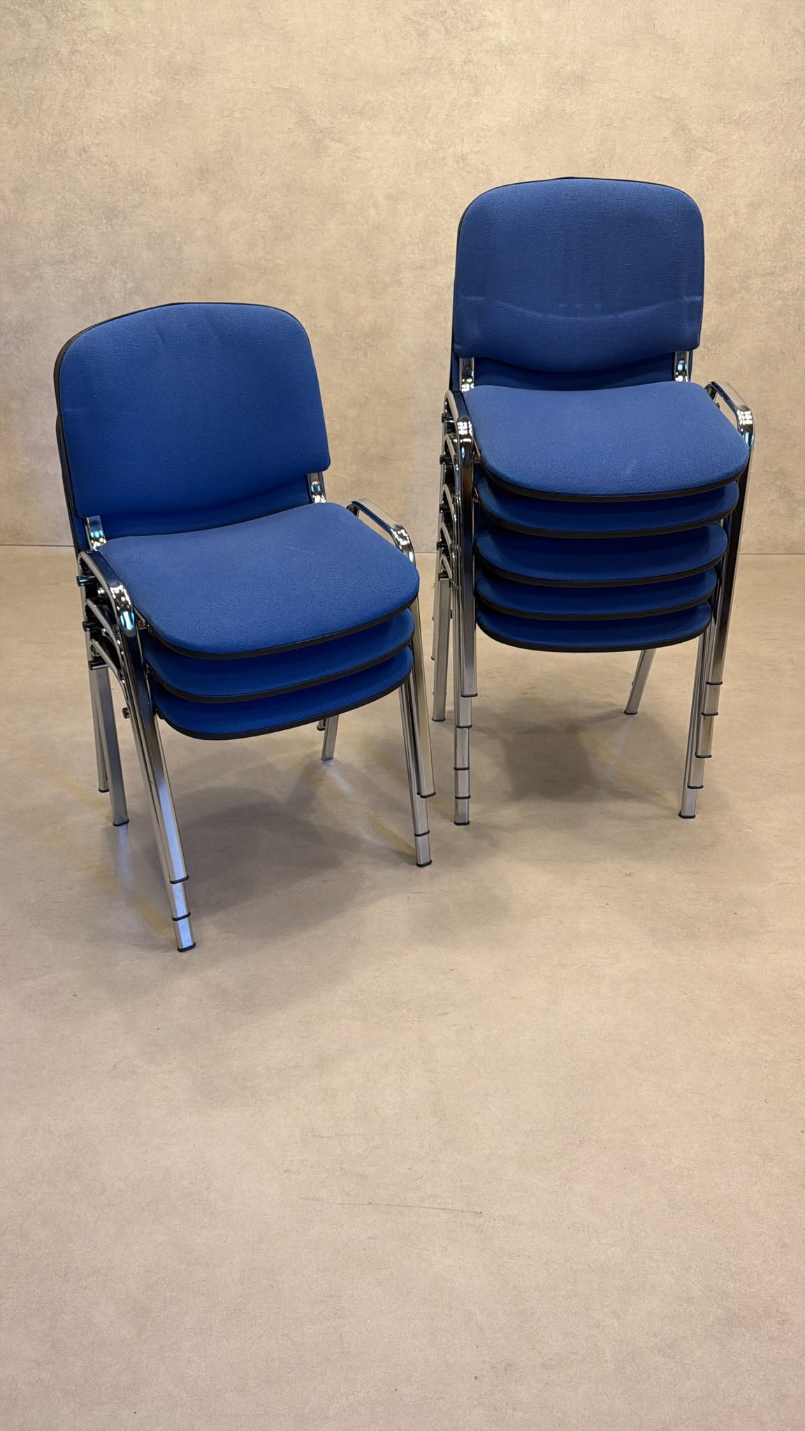 Stapelstühle blau gepolstert mit Chromgestell