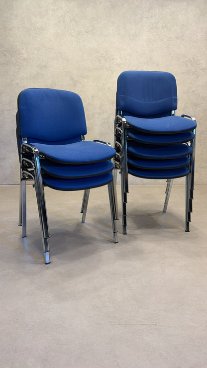 Stapelstühle blau gepolstert mit Chromgestell