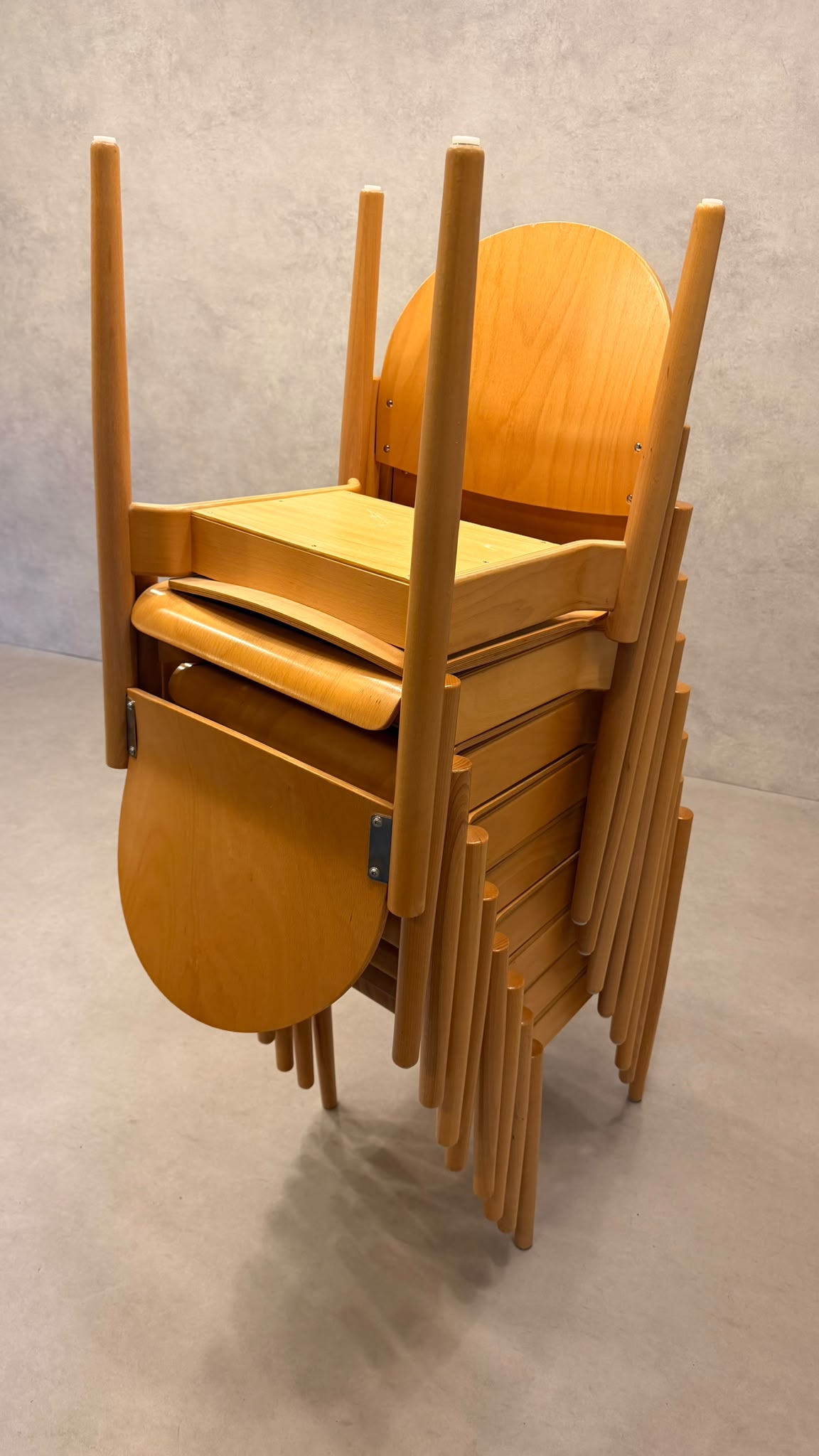 Stapelstühle aus Buche und ergonomisch geformtem Sperrholz