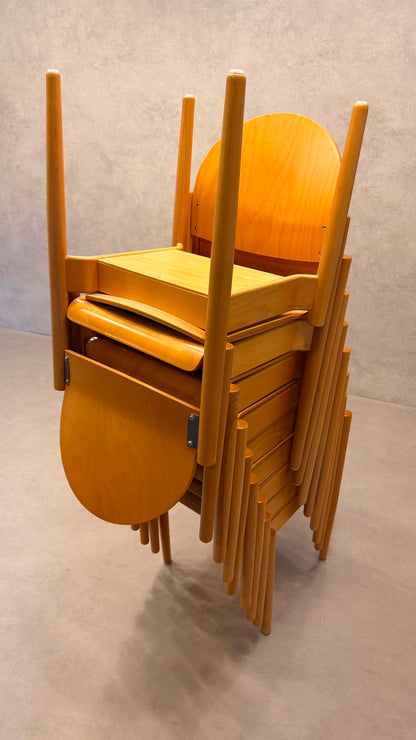 Stapelstühle aus Buche und ergonomisch geformtem Sperrholz