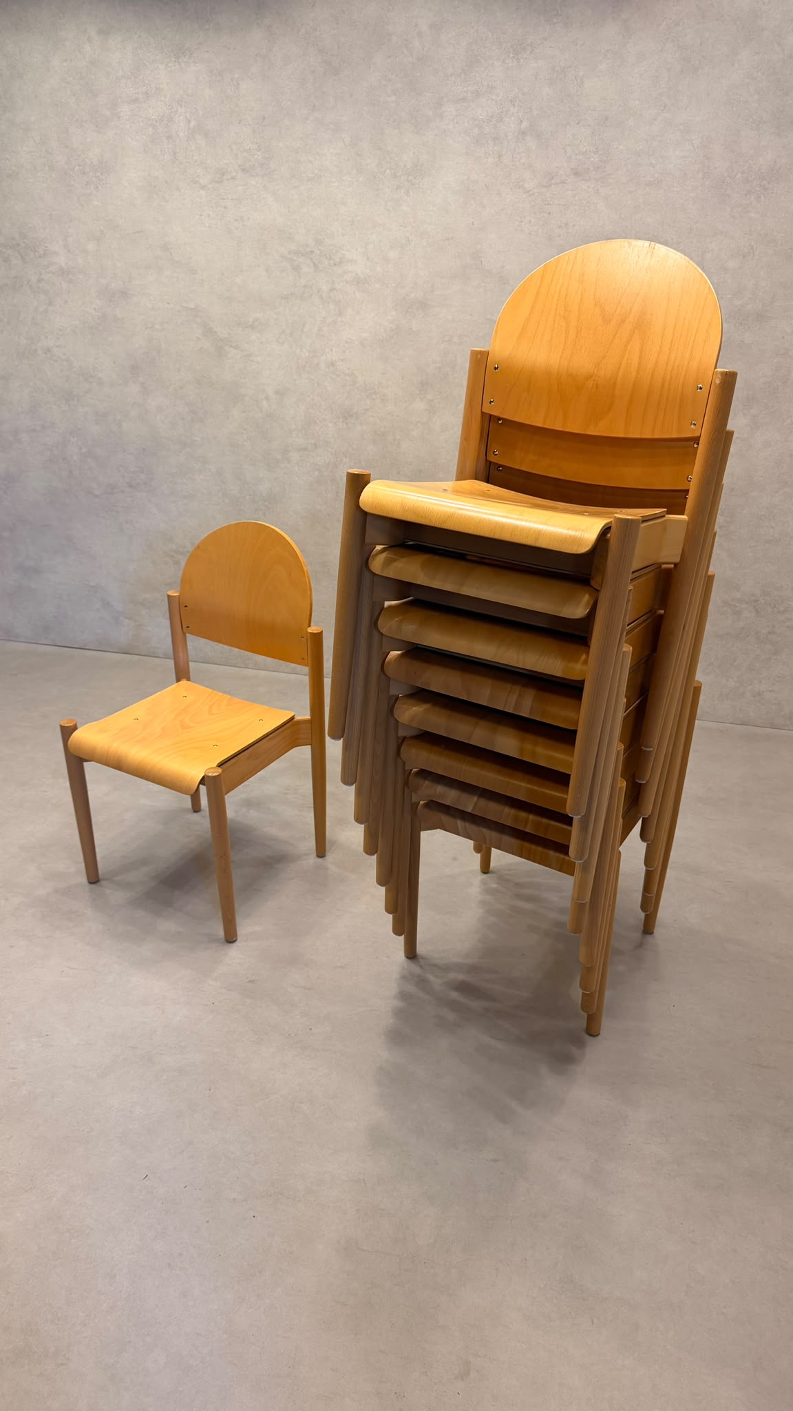Stapelstühle aus Buche und ergonomisch geformtem Sperrholz