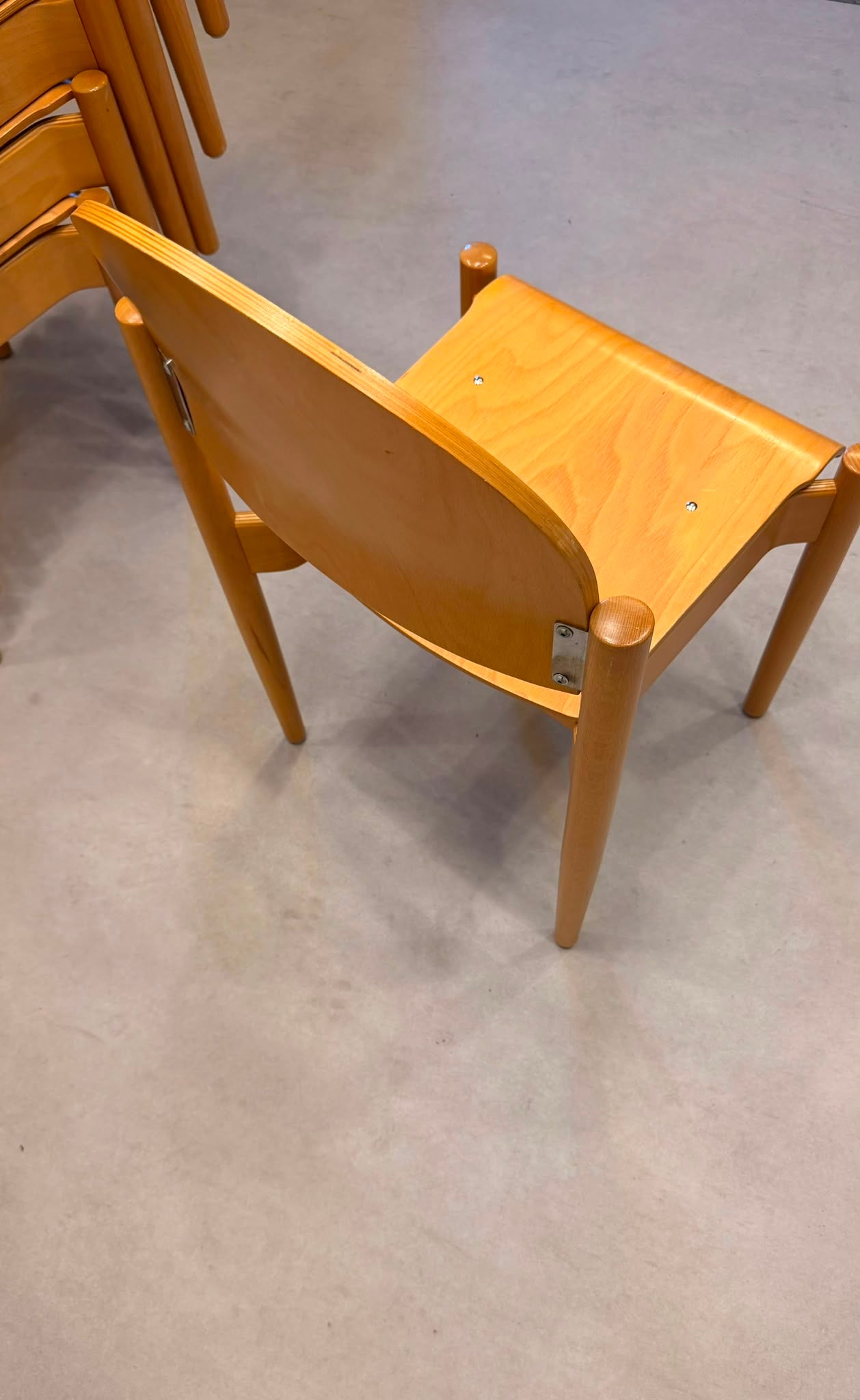 Stapelstühle aus Buche und ergonomisch geformtem Sperrholz