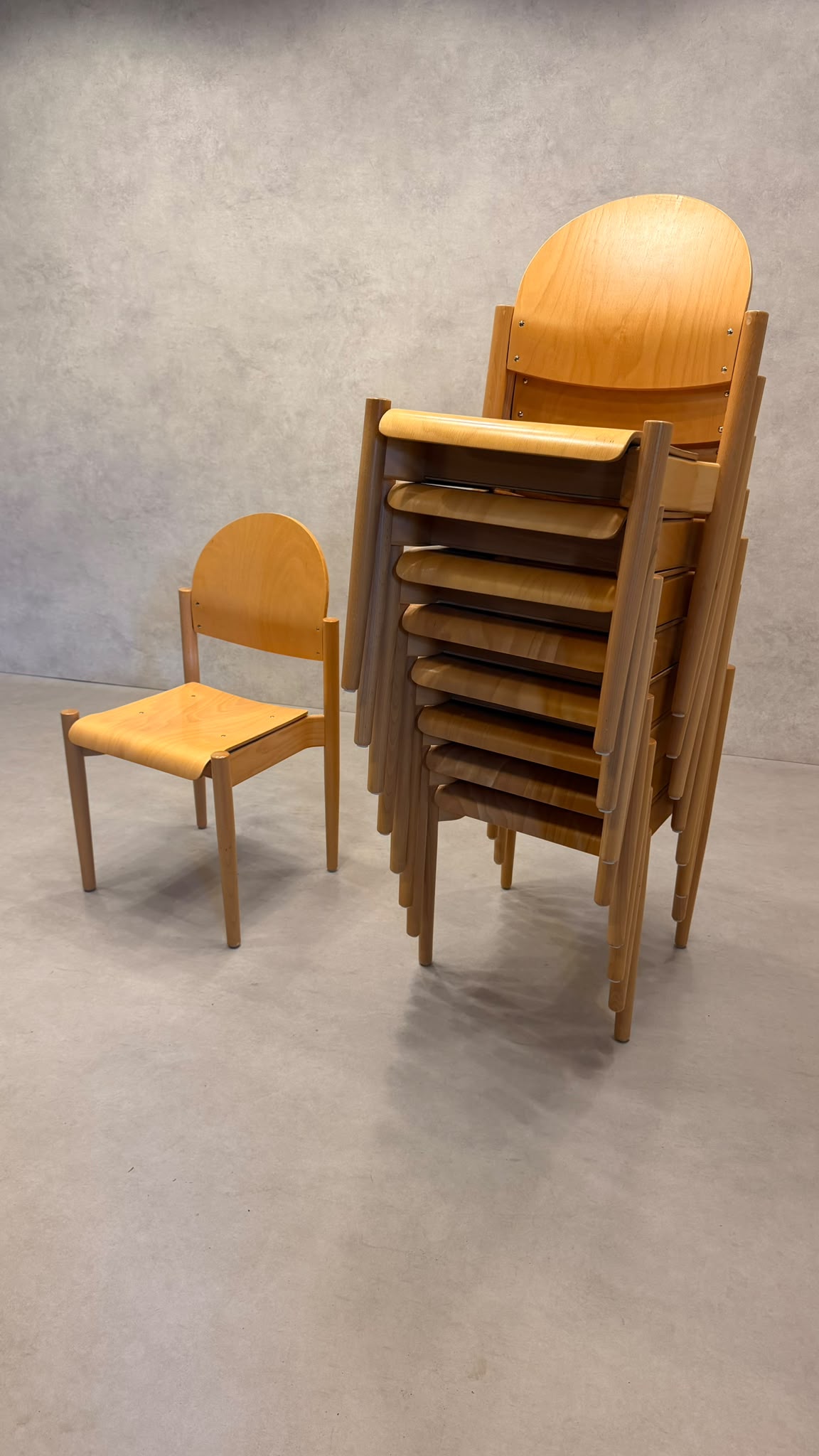Stapelstühle aus Buche und ergonomisch geformtem Sperrholz