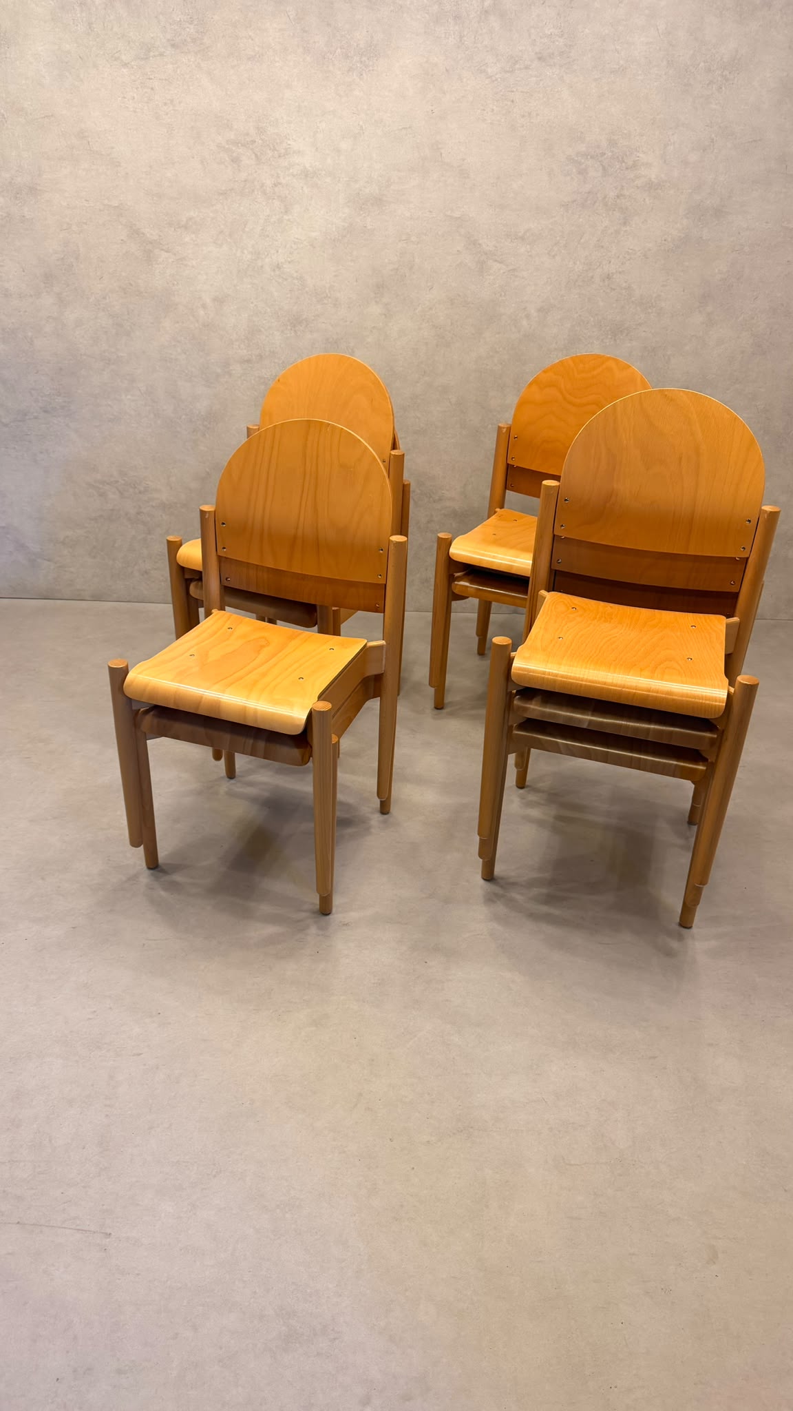 Stapelstühle aus Buche und ergonomisch geformtem Sperrholz