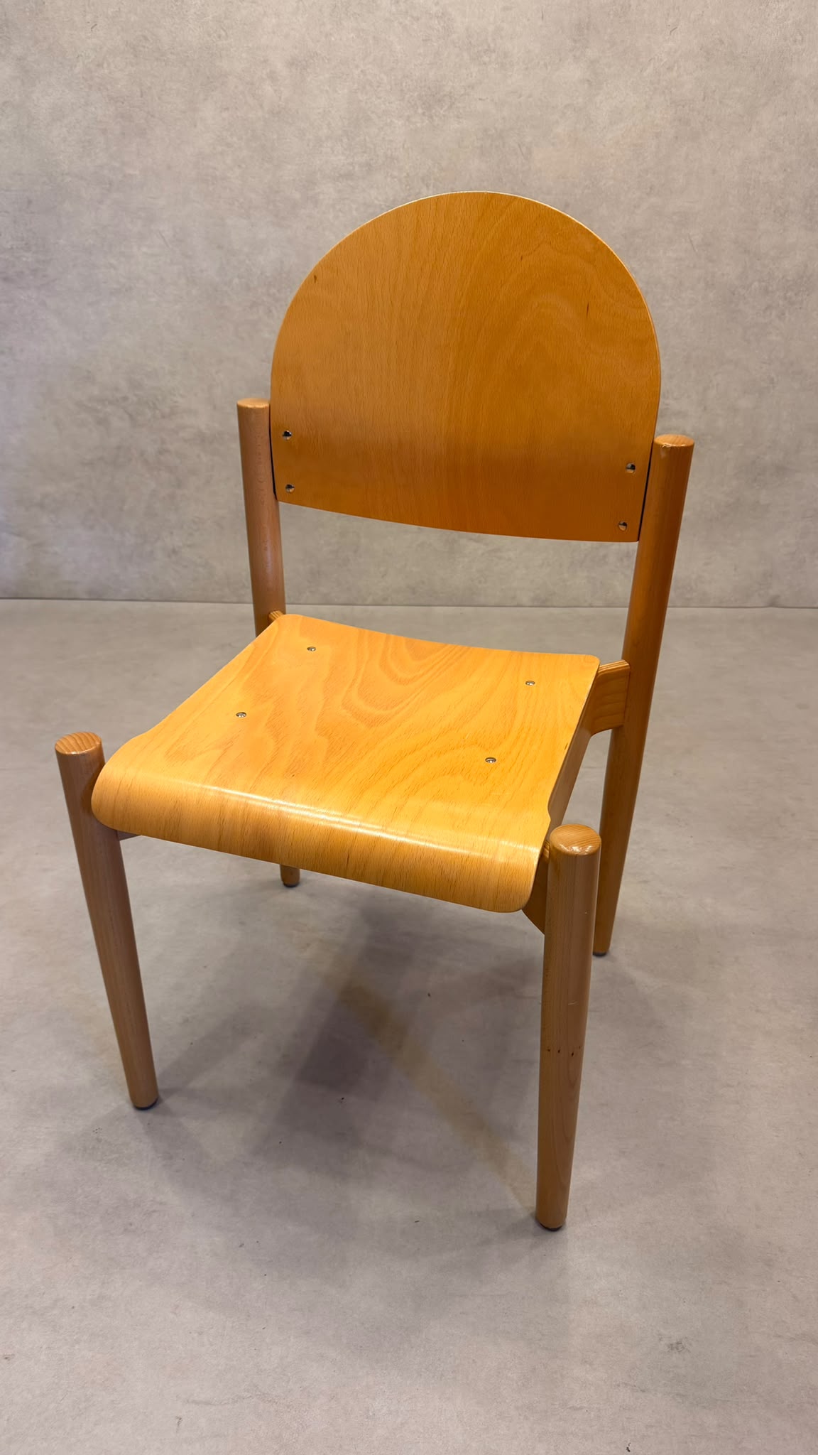 Stapelstühle aus Buche und ergonomisch geformtem Sperrholz