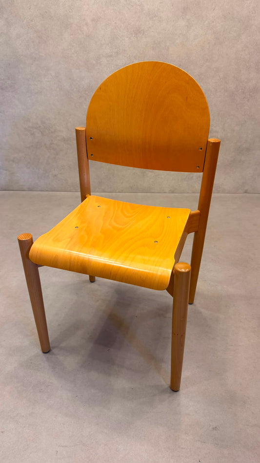 Stapelstühle aus Buche und ergonomisch geformtem Sperrholz