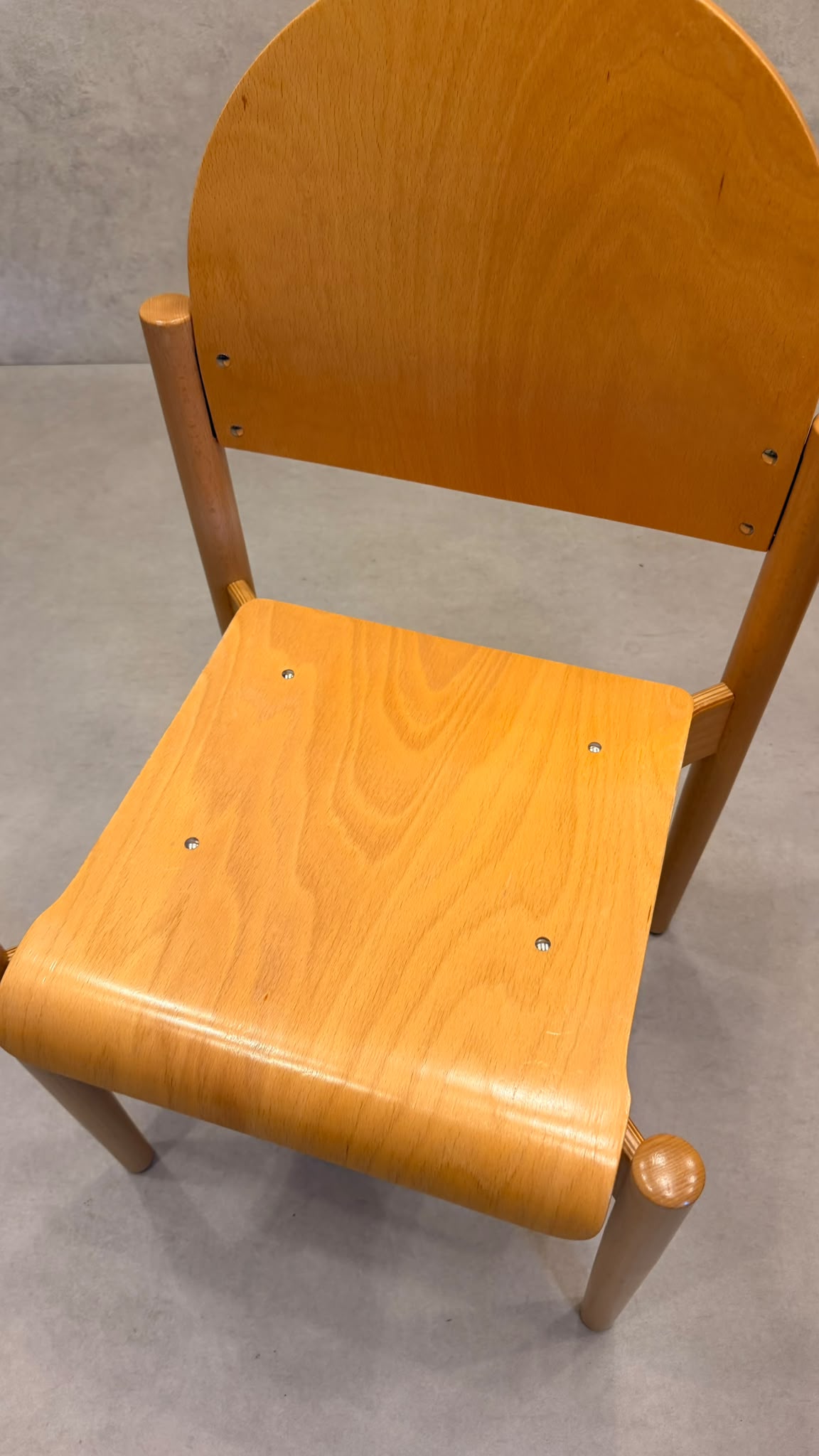 Stapelstühle aus Buche und ergonomisch geformtem Sperrholz