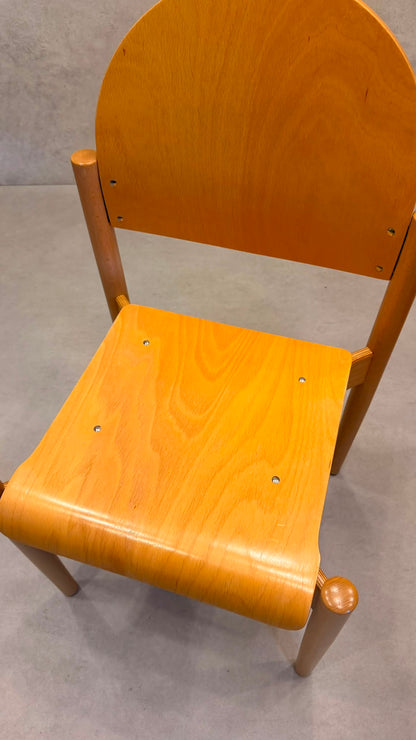 Stapelstühle aus Buche und ergonomisch geformtem Sperrholz