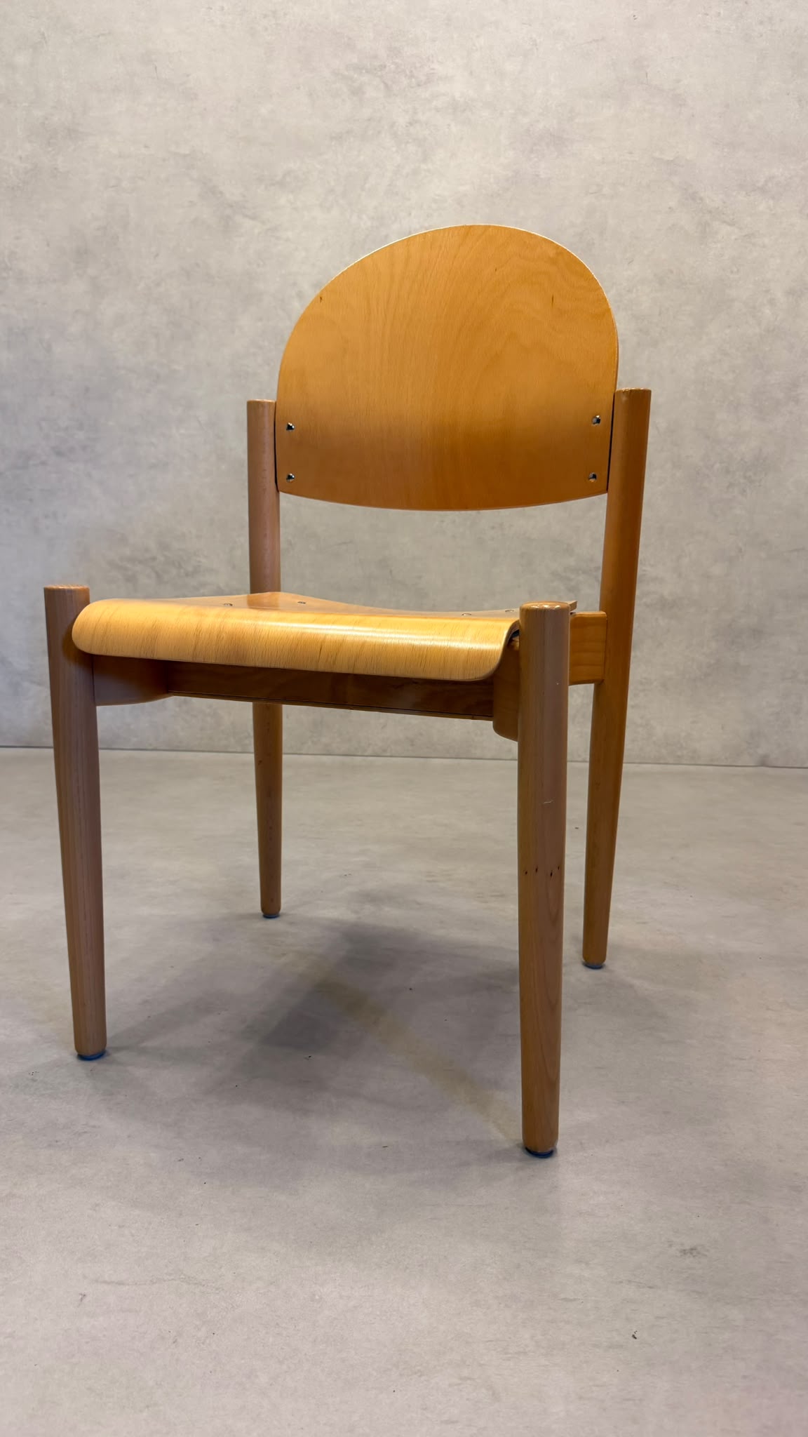 Stapelstühle aus Buche und ergonomisch geformtem Sperrholz