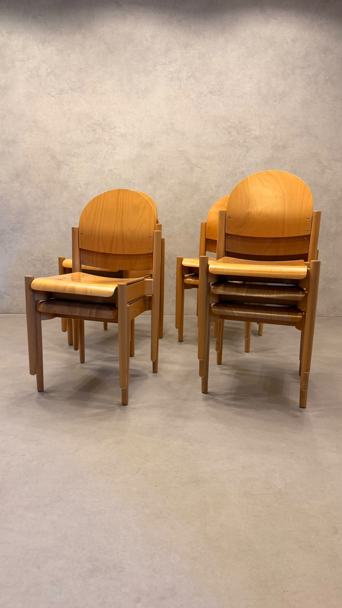 Stapelstühle aus Buche und ergonomisch geformtem Sperrholz