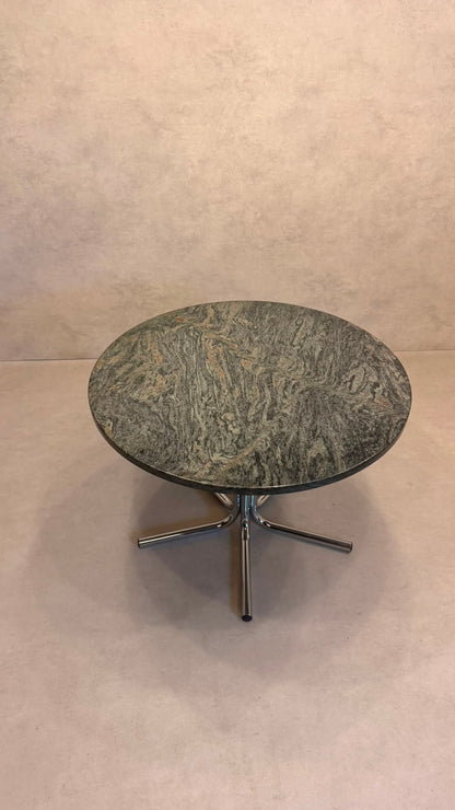 Runder Tisch aus Granit mit Chromgestell
