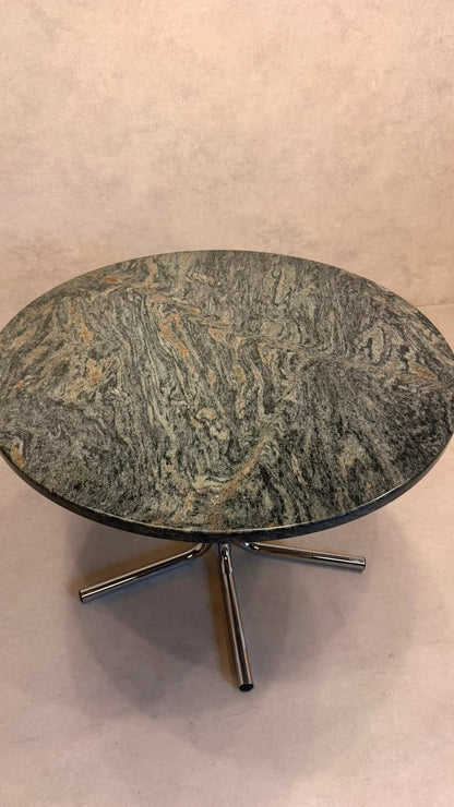 Runder Tisch aus Granit mit Chromgestell