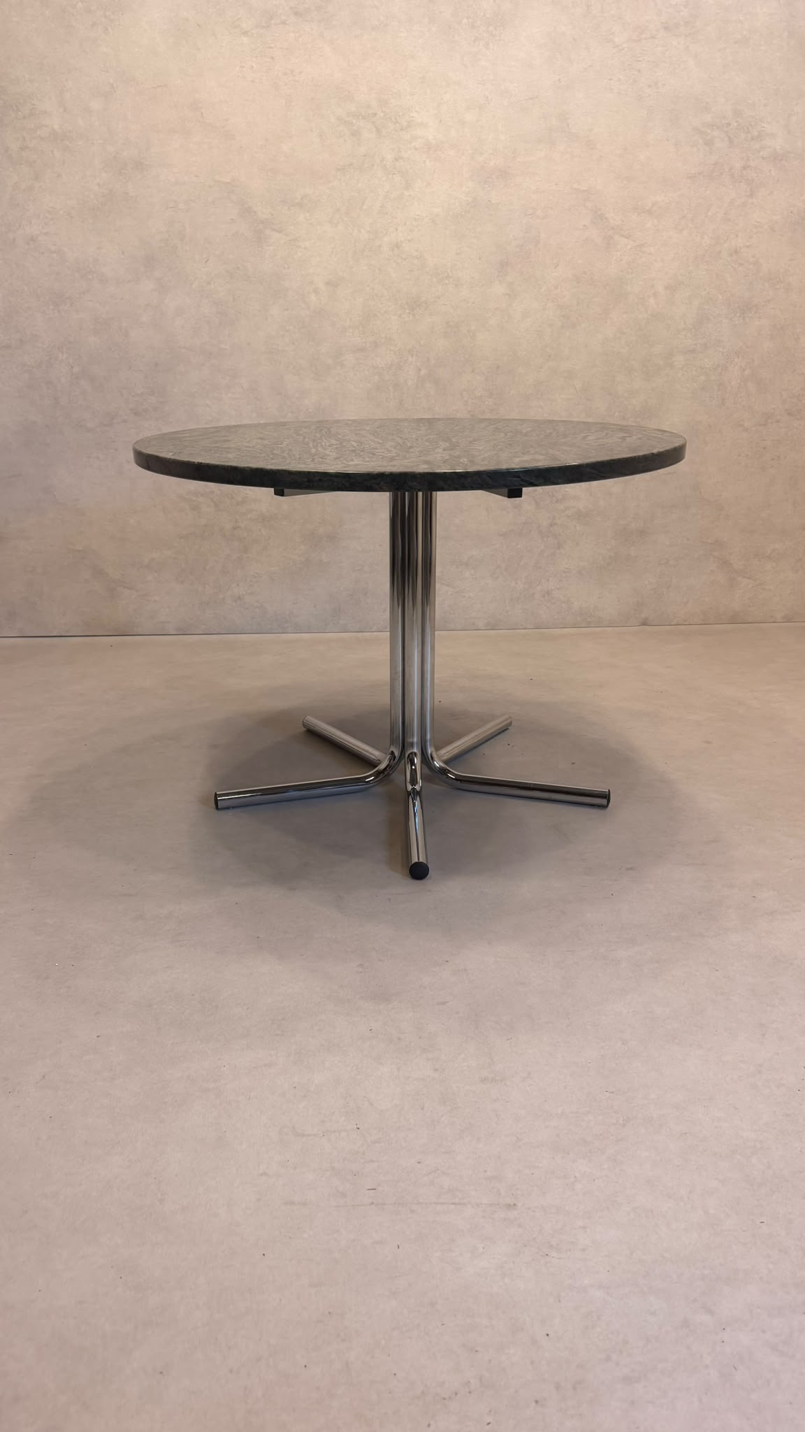 Runder Tisch aus Granit mit Chromgestell