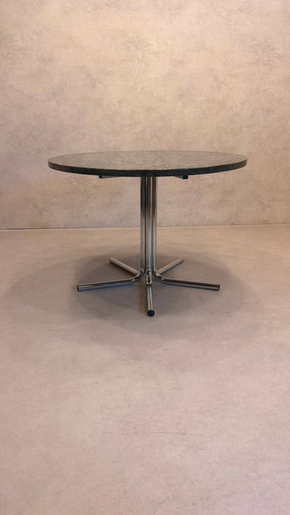 Runder Tisch aus Granit mit Chromgestell
