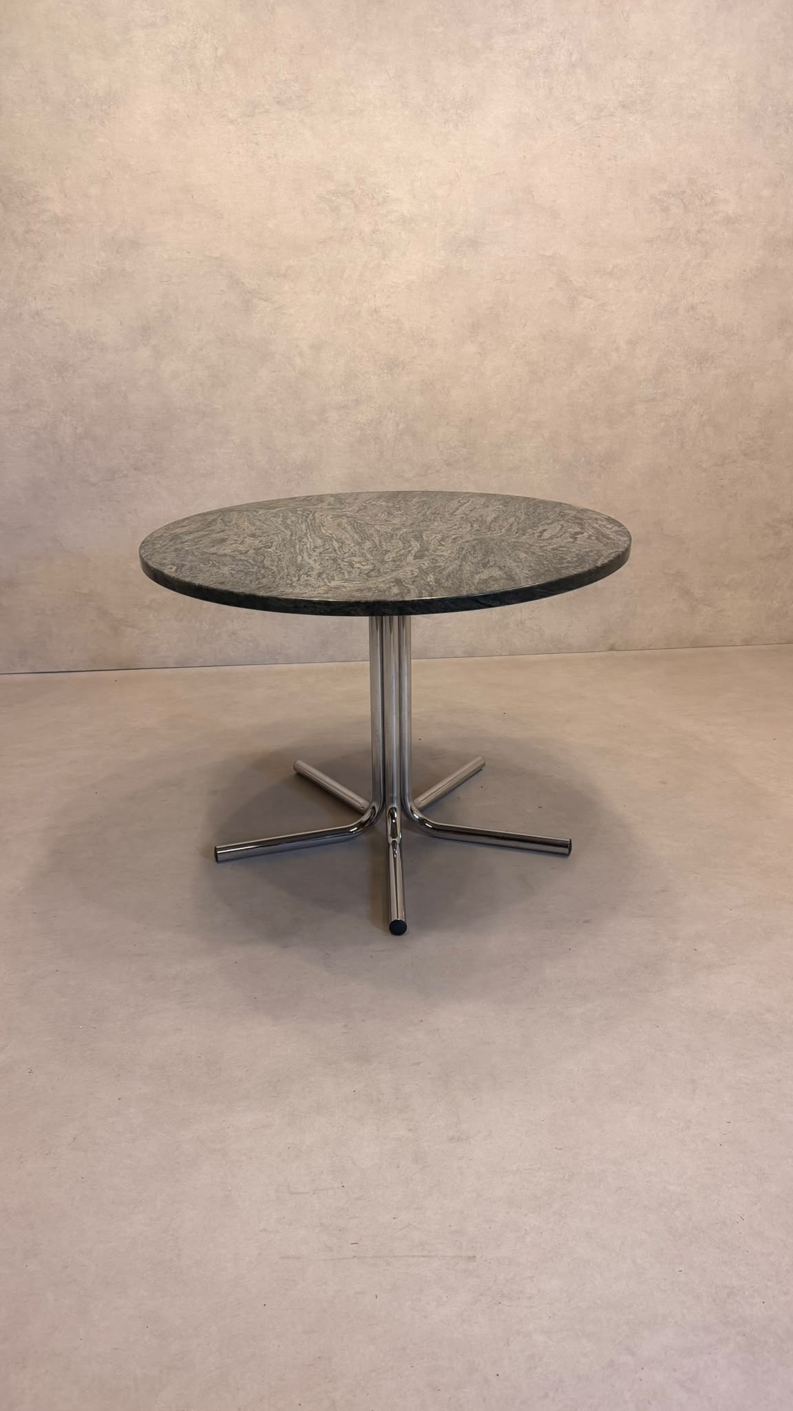 Runder Tisch aus Granit mit Chromgestell