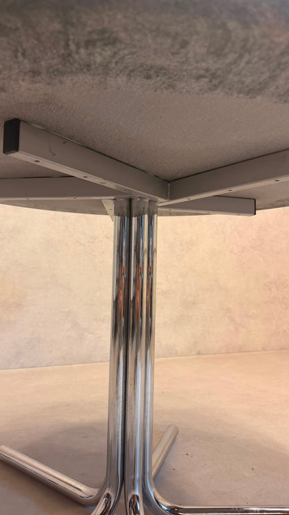 Runder Tisch aus Granit mit Chromgestell