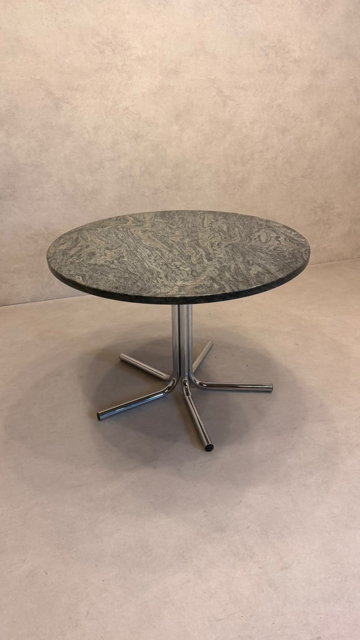 Runder Tisch aus Granit mit Chromgestell