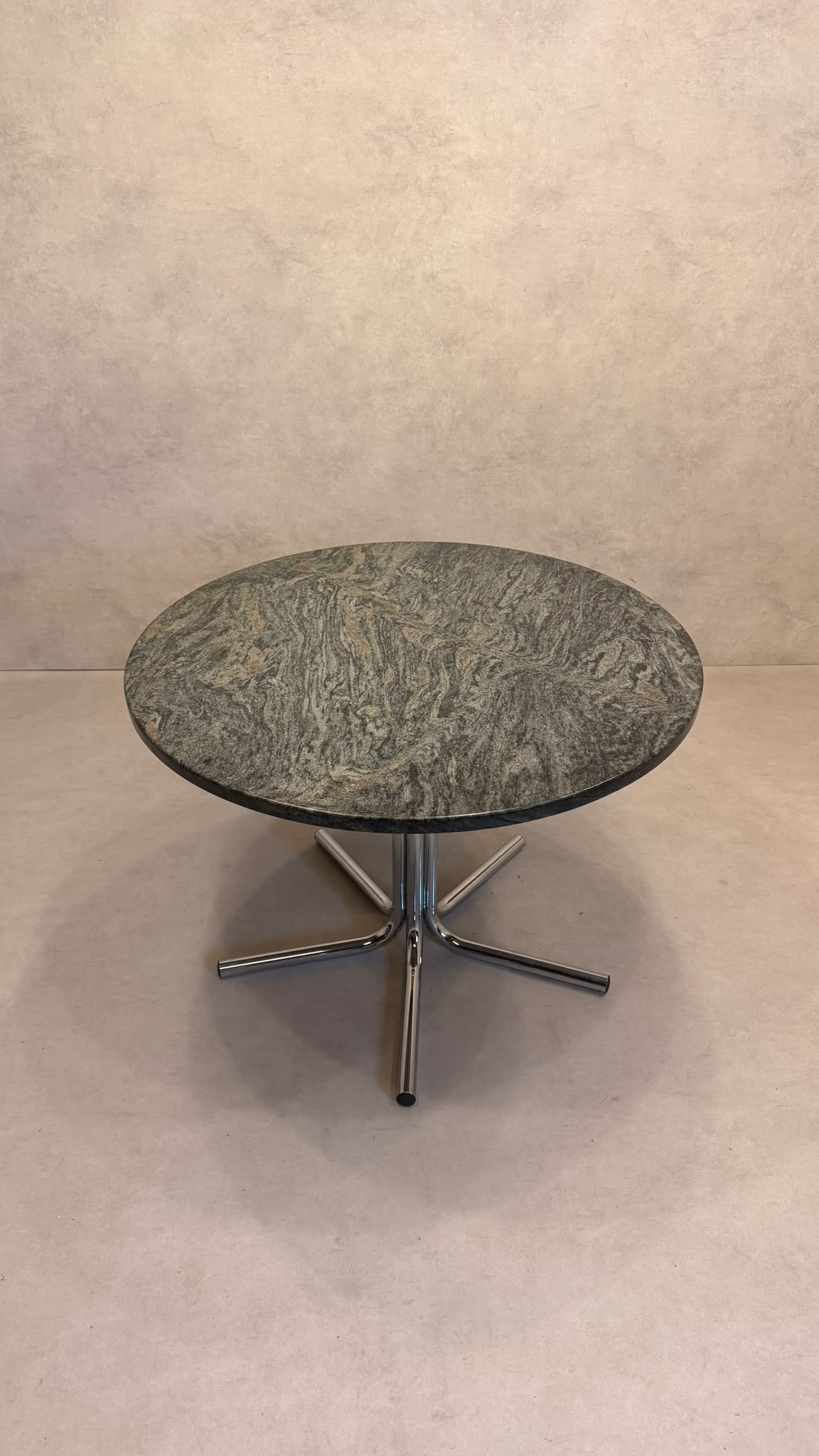 Runder Tisch aus Granit mit Chromgestell