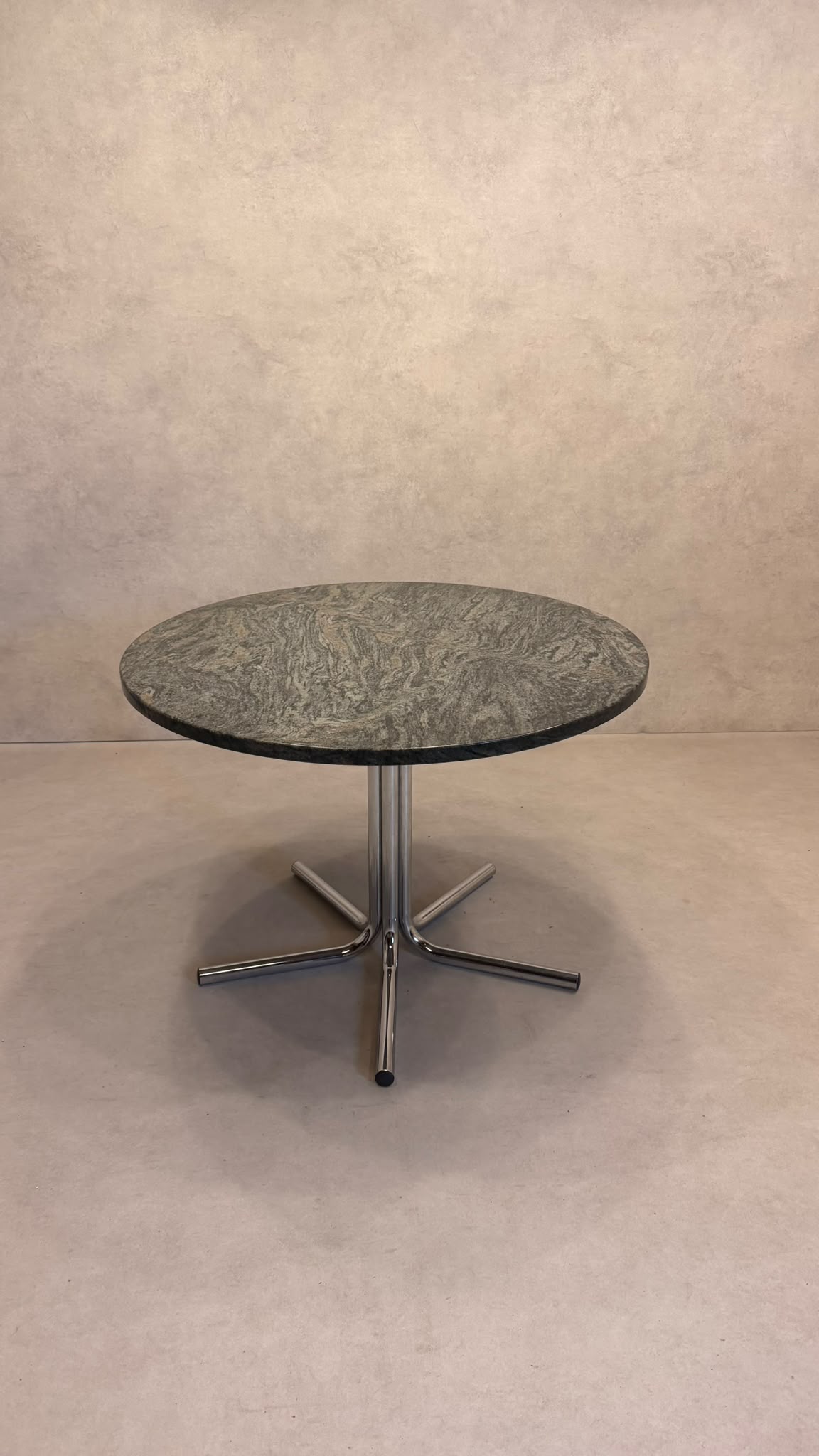 Runder Tisch aus Granit mit Chromgestell