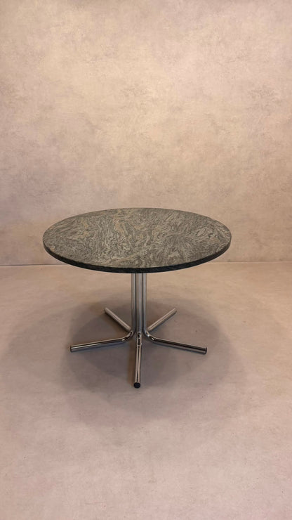 Runder Tisch aus Granit mit Chromgestell