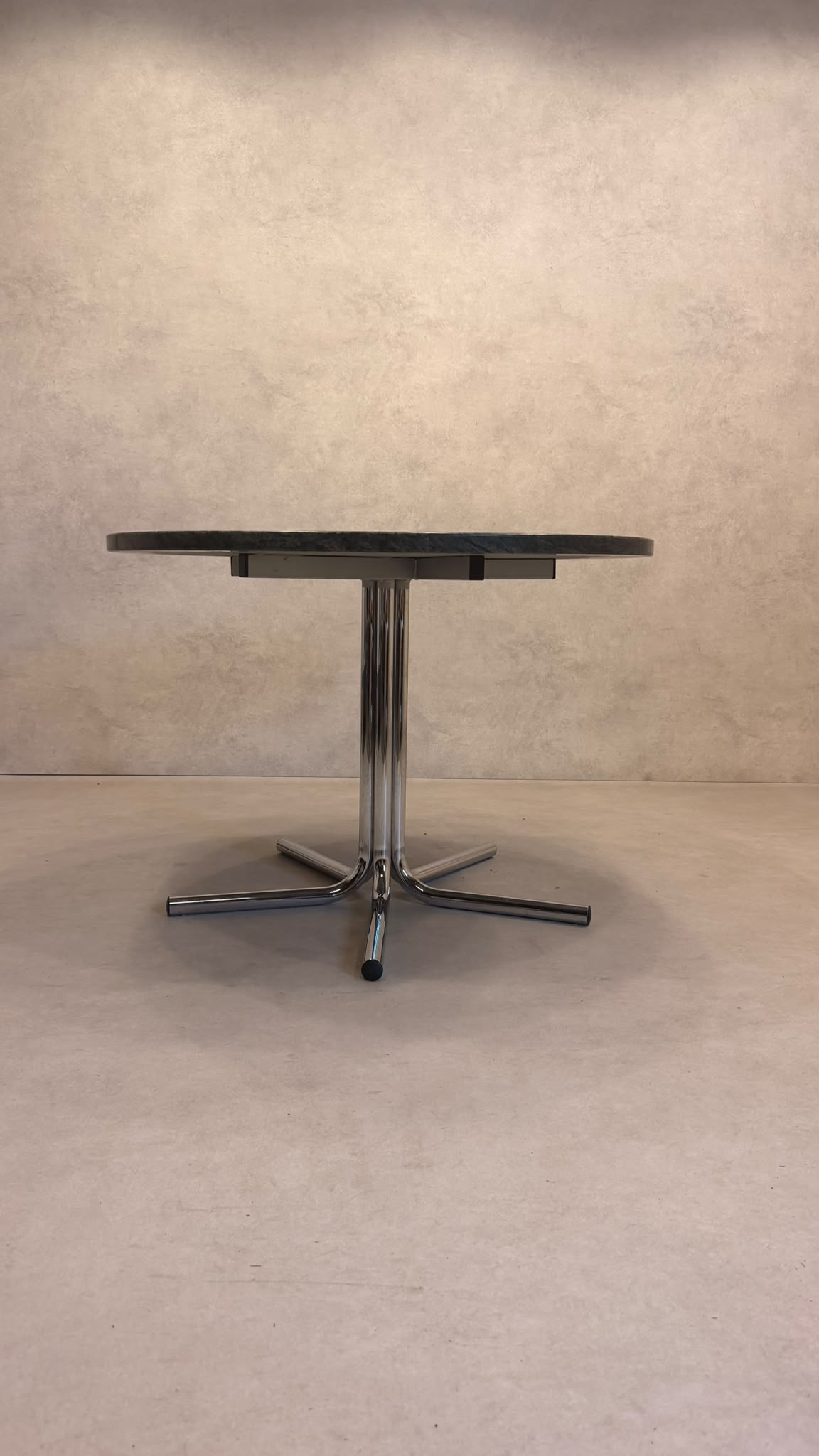 Runder Tisch aus Granit mit Chromgestell