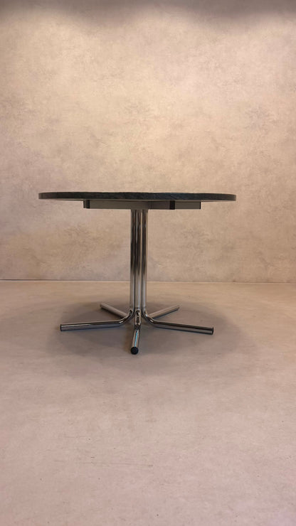 Runder Tisch aus Granit mit Chromgestell