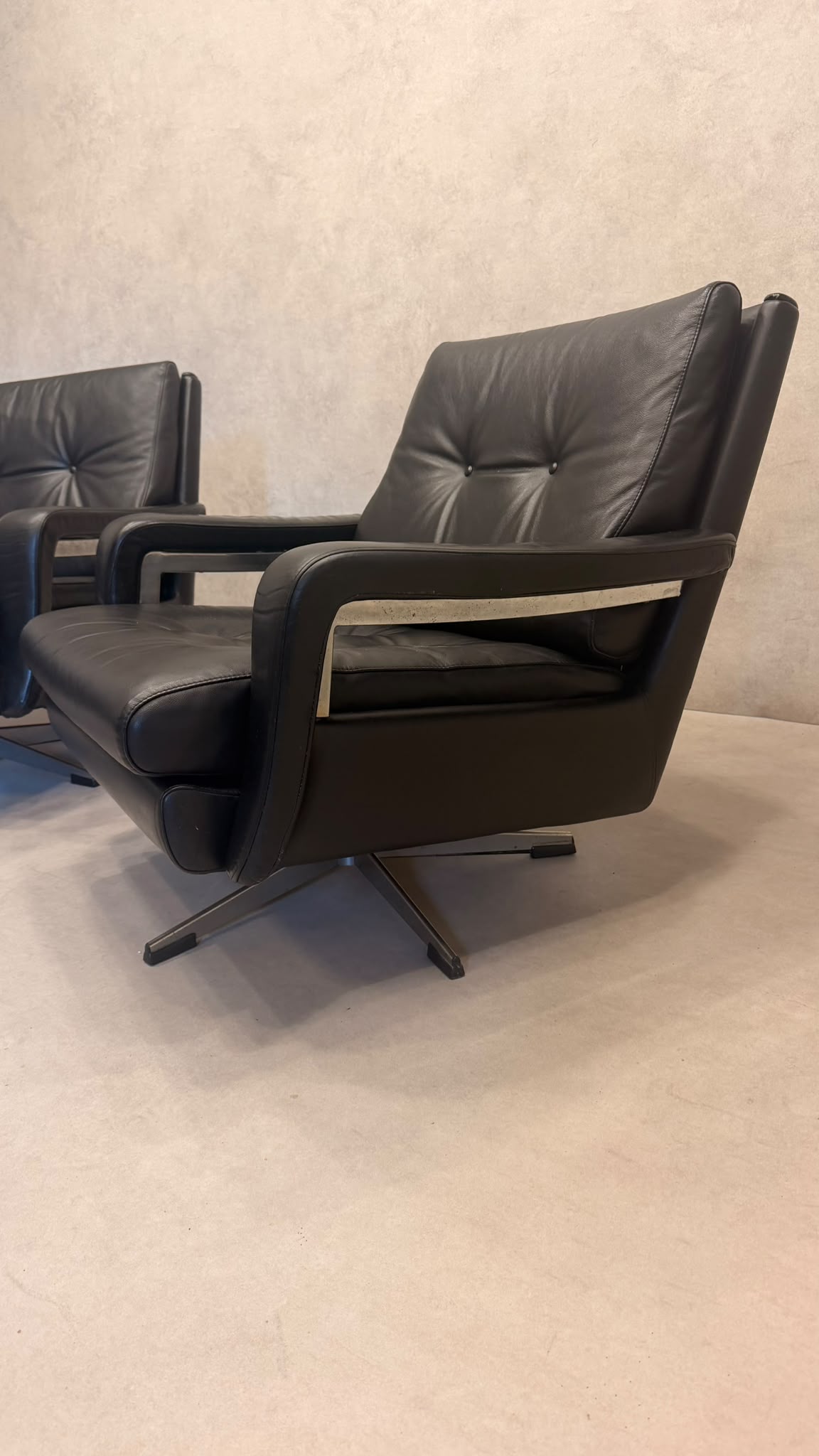 Vintage Sessel aus schwarzem Leder im Knoll-Stil