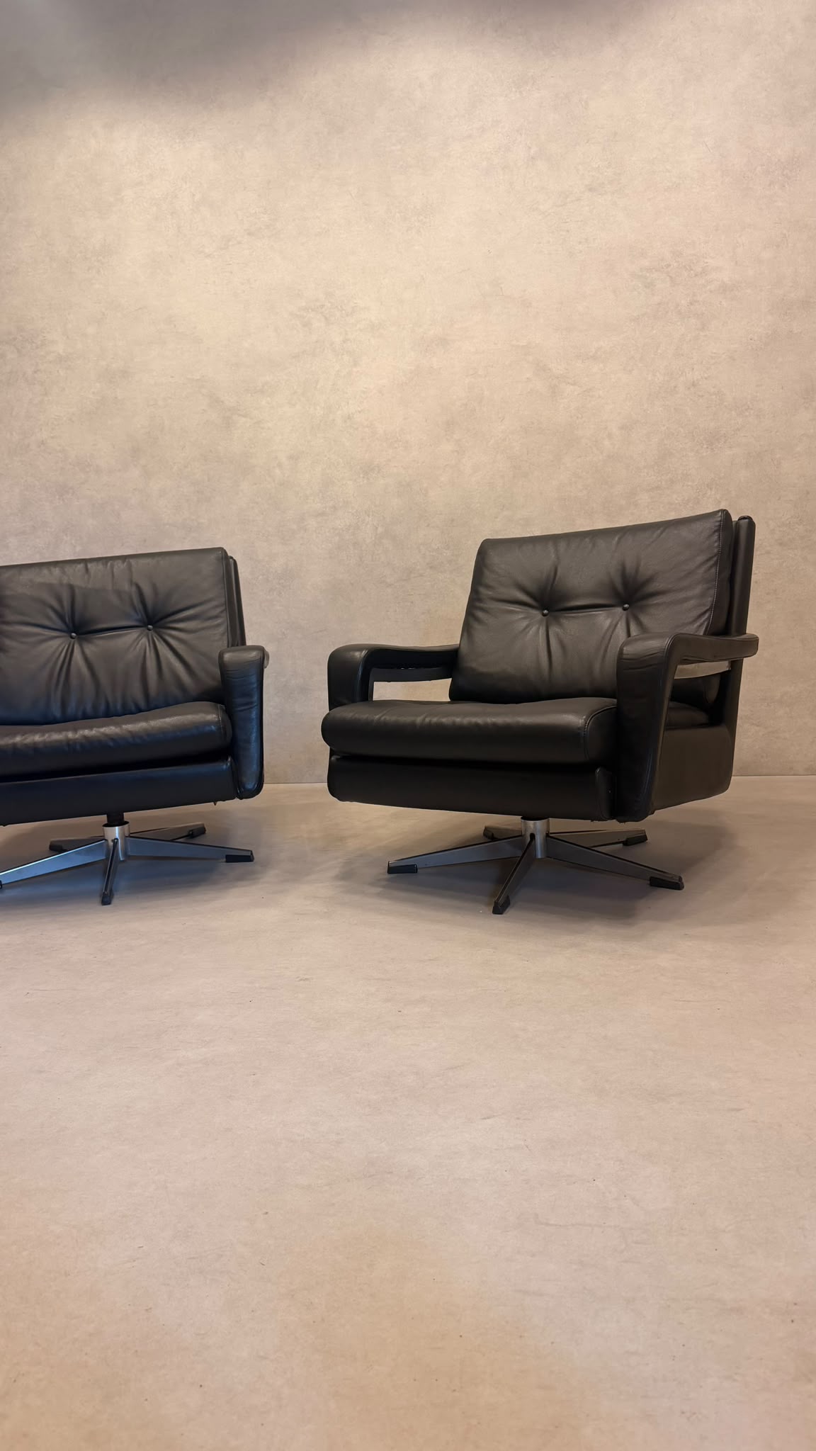 Vintage Sessel aus schwarzem Leder im Knoll-Stil