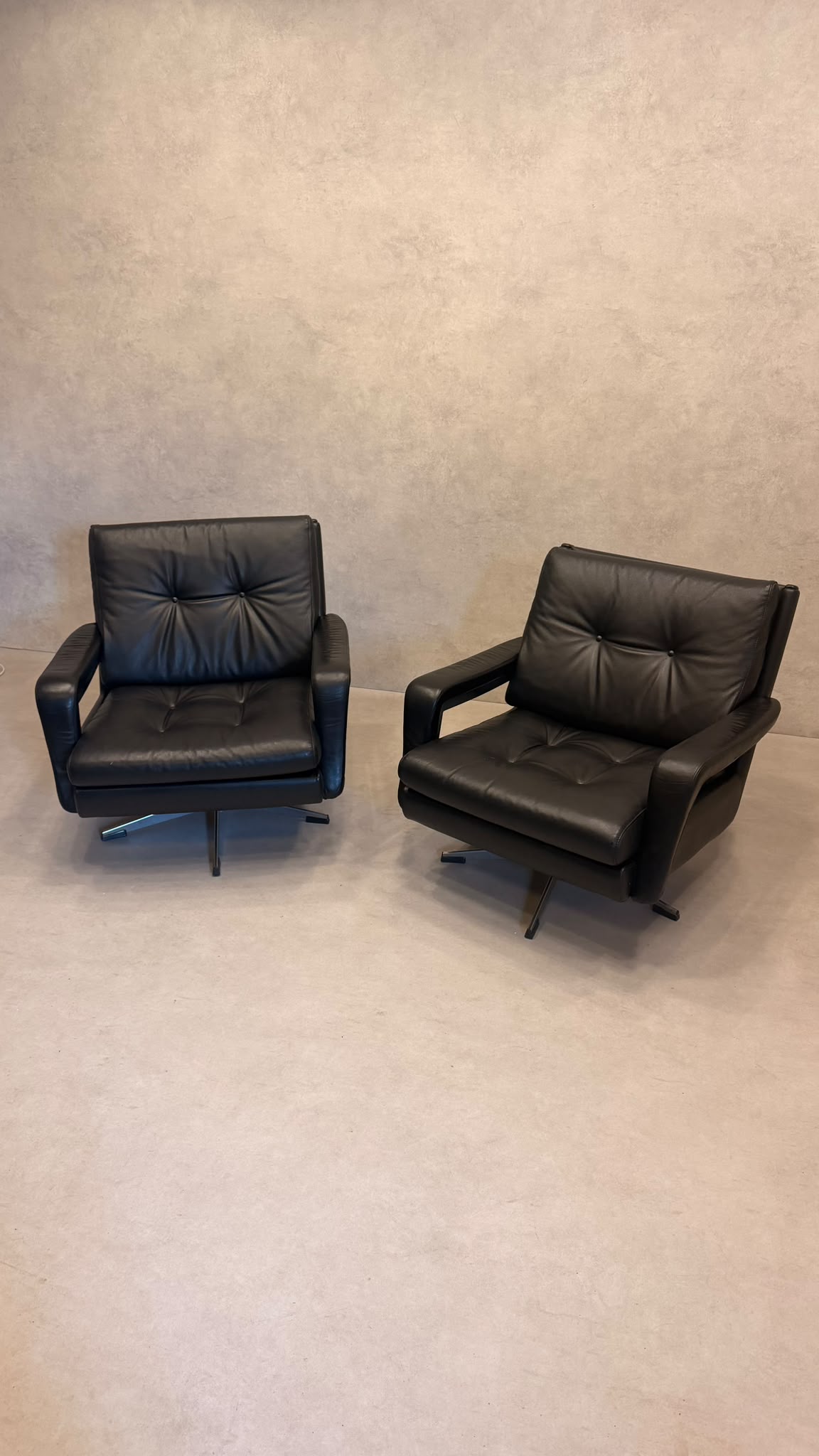 Vintage Sessel aus schwarzem Leder im Knoll-Stil