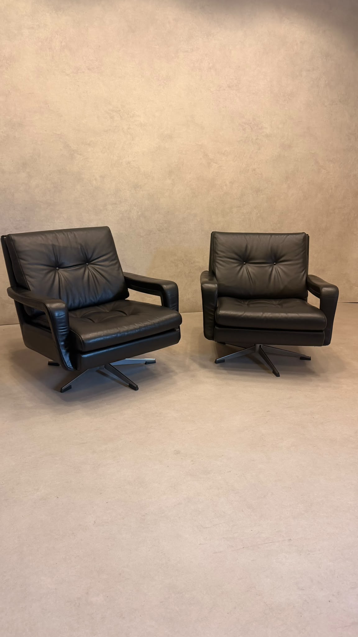 Vintage Sessel aus schwarzem Leder im Knoll-Stil