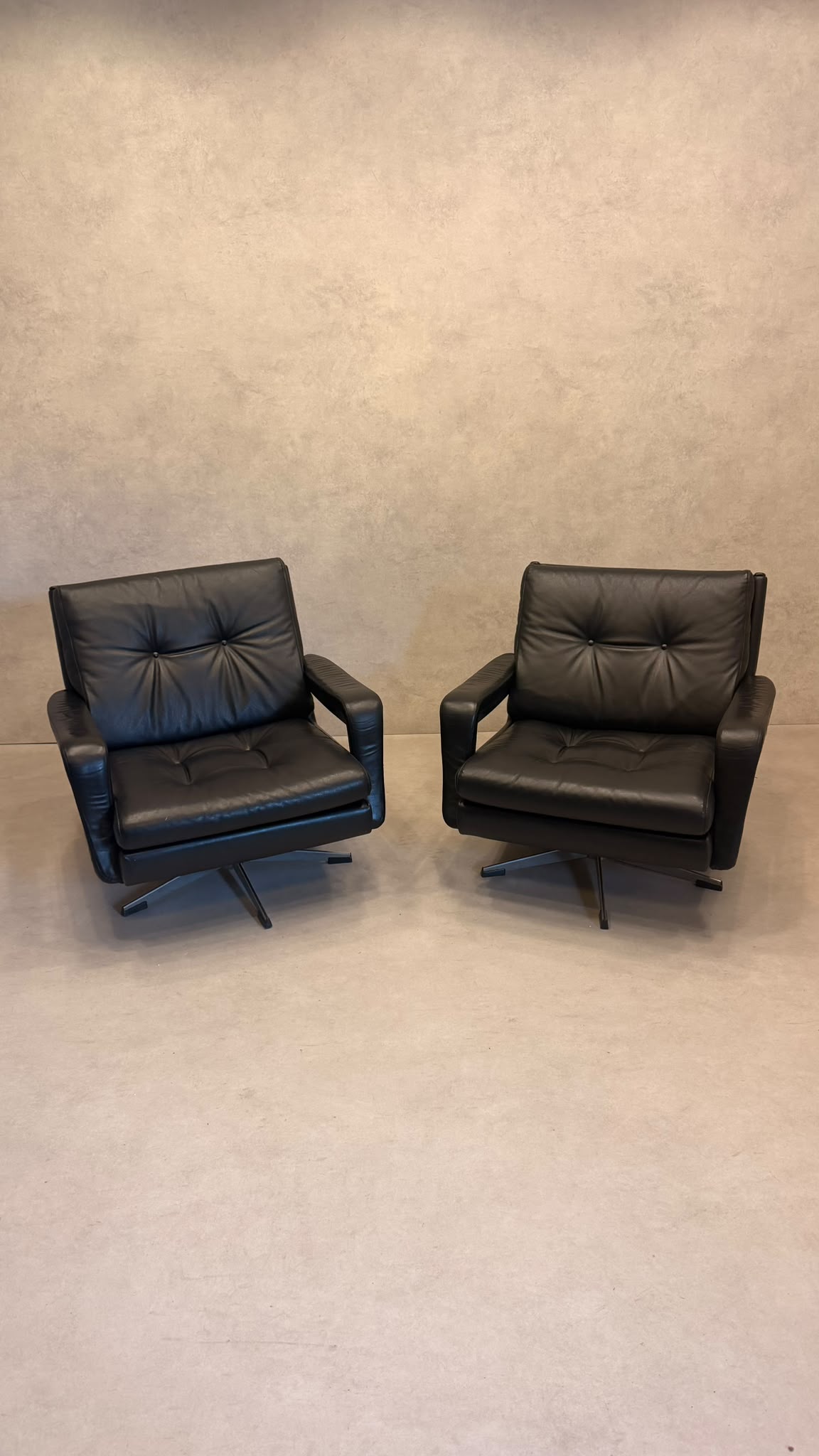 Vintage Sessel aus schwarzem Leder im Knoll-Stil