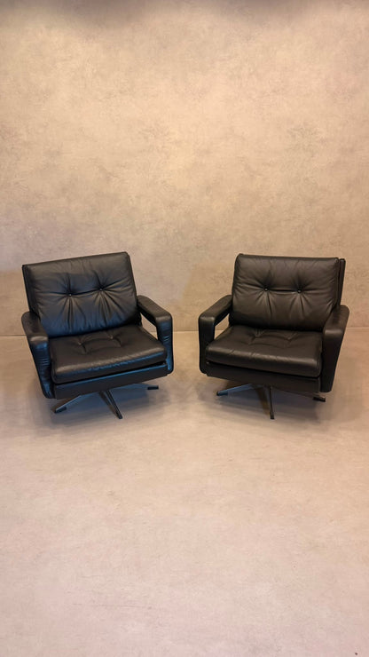 Vintage Sessel aus schwarzem Leder im Knoll-Stil