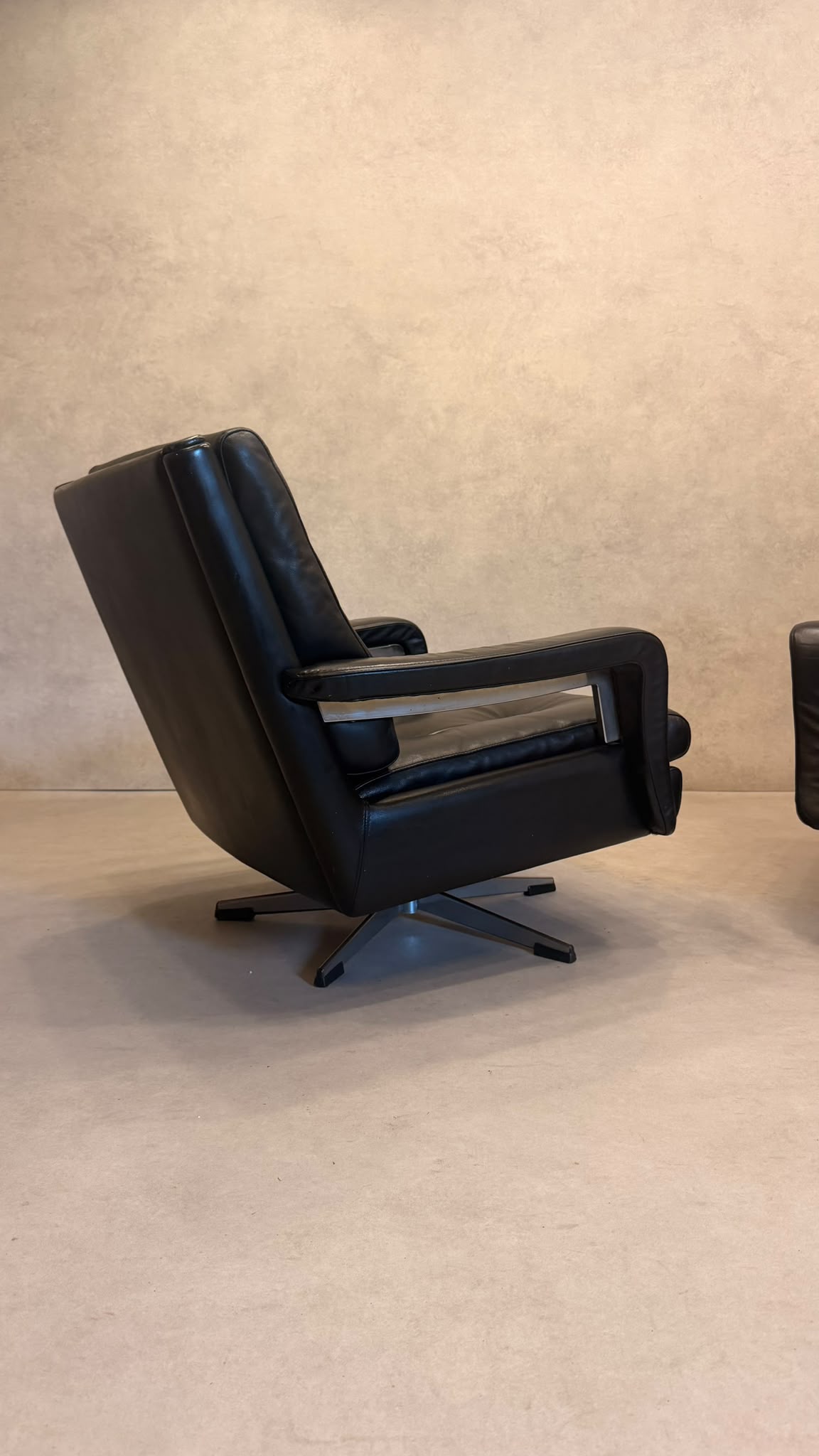 Vintage Sessel aus schwarzem Leder im Knoll-Stil