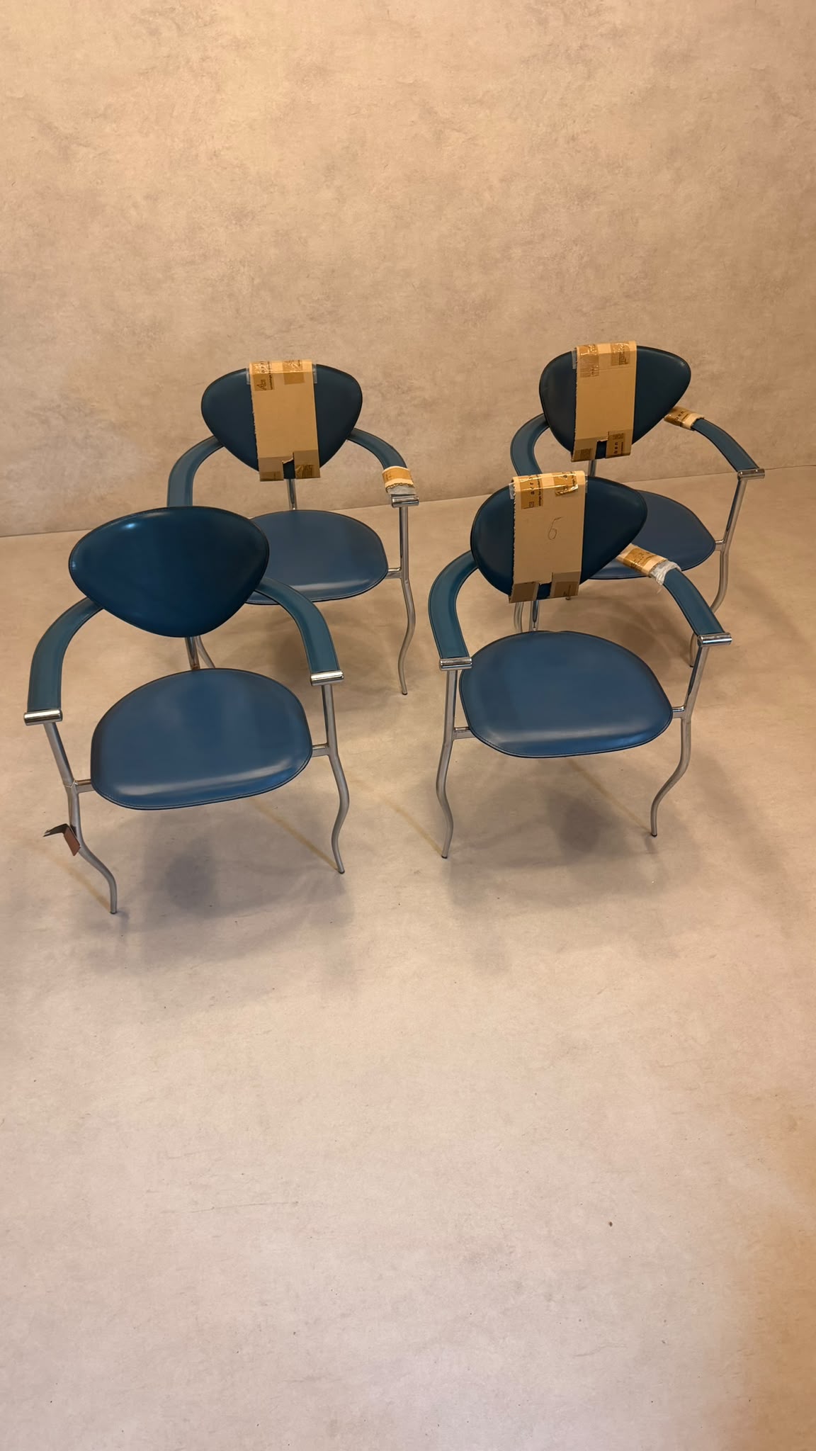 4er Set Vintage Arrben „Marilyn“ Leder Armlehnstühle (80er)