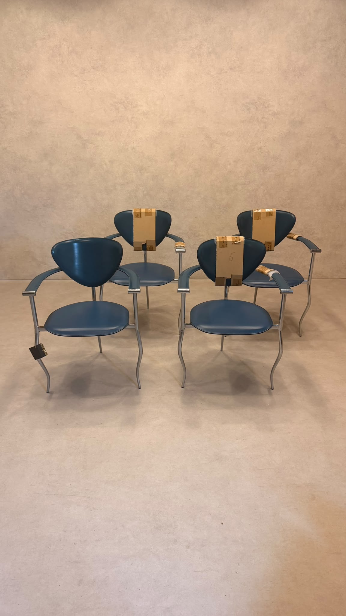 4er Set Vintage Arrben „Marilyn“ Leder Armlehnstühle (80er)