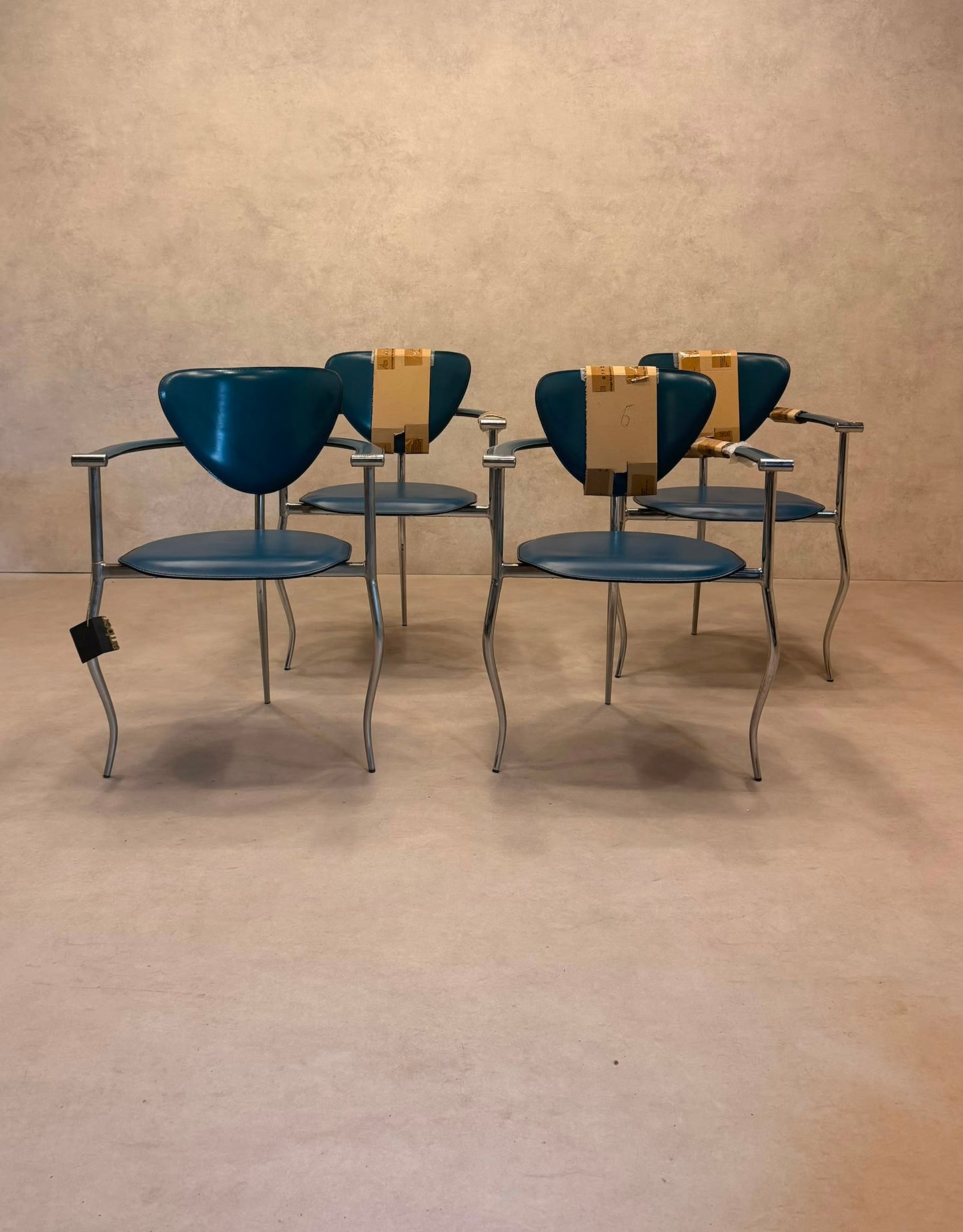 4er Set Vintage Arrben „Marilyn“ Leder Armlehnstühle (80er)