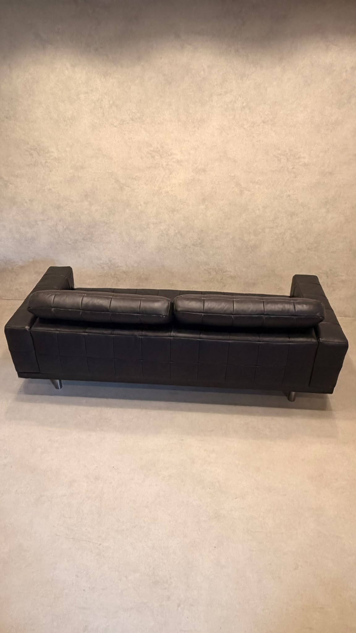 Premium Vintage Sofa aus Leder in schwarz im Kubus-Design