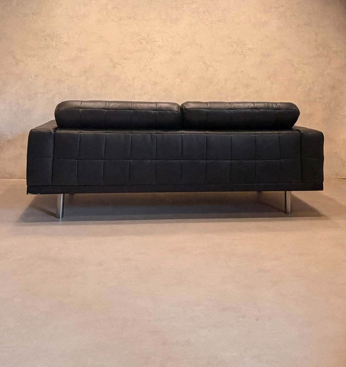 Premium Vintage Sofa aus Leder in schwarz im Kubus-Design