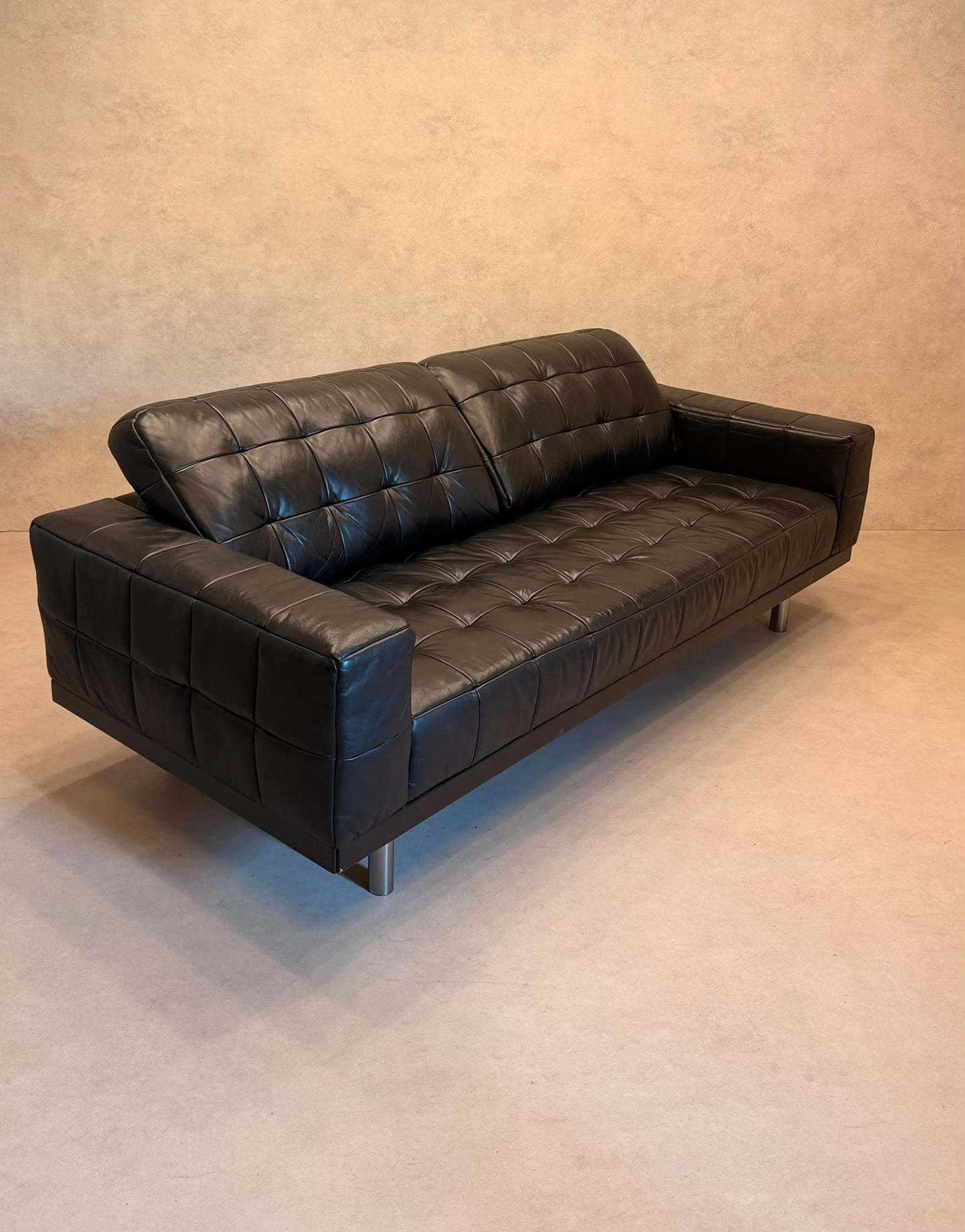 Premium Vintage Sofa aus Leder in schwarz im Kubus-Design