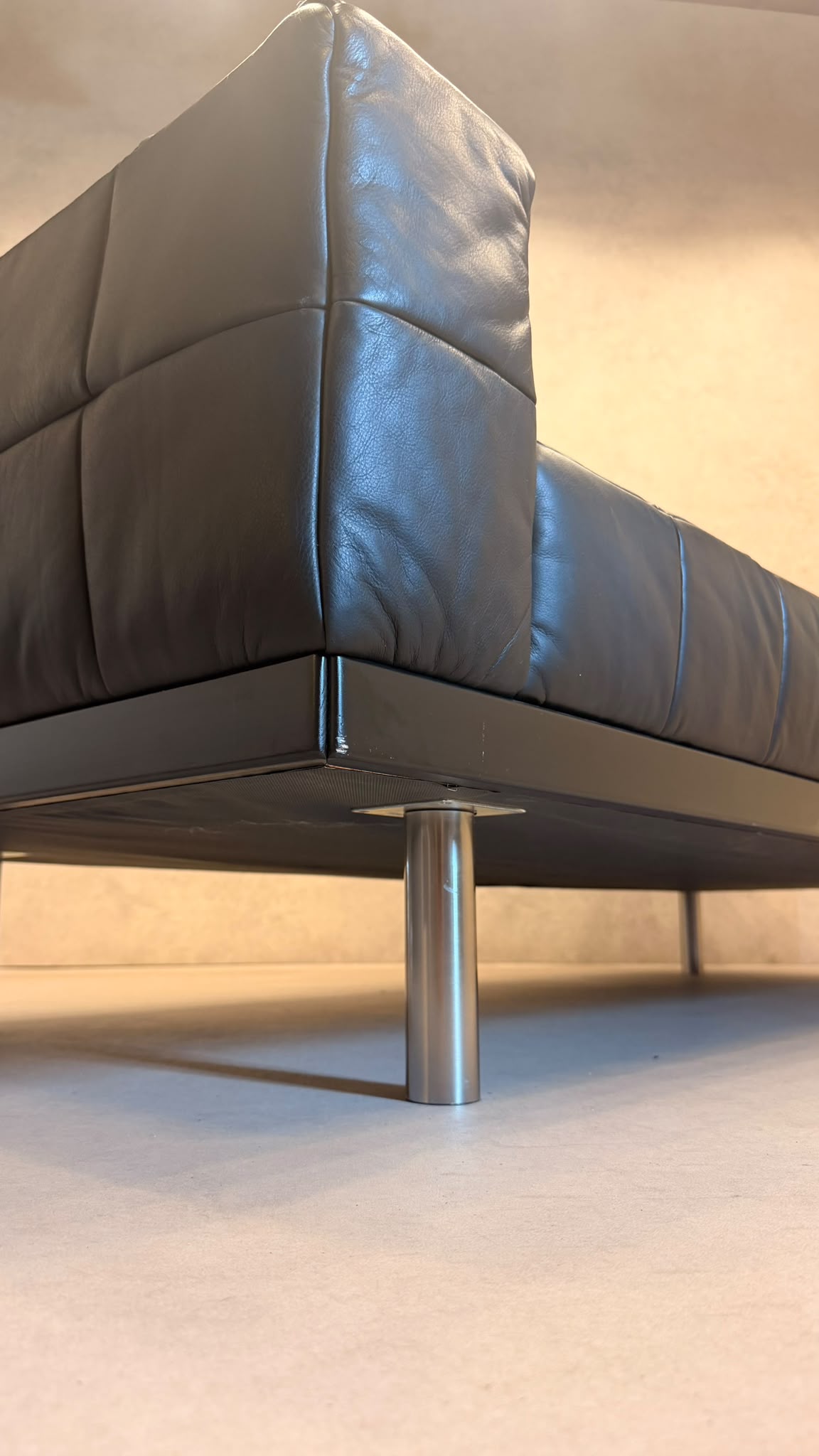 Premium Vintage Sofa aus Leder in schwarz im Kubus-Design