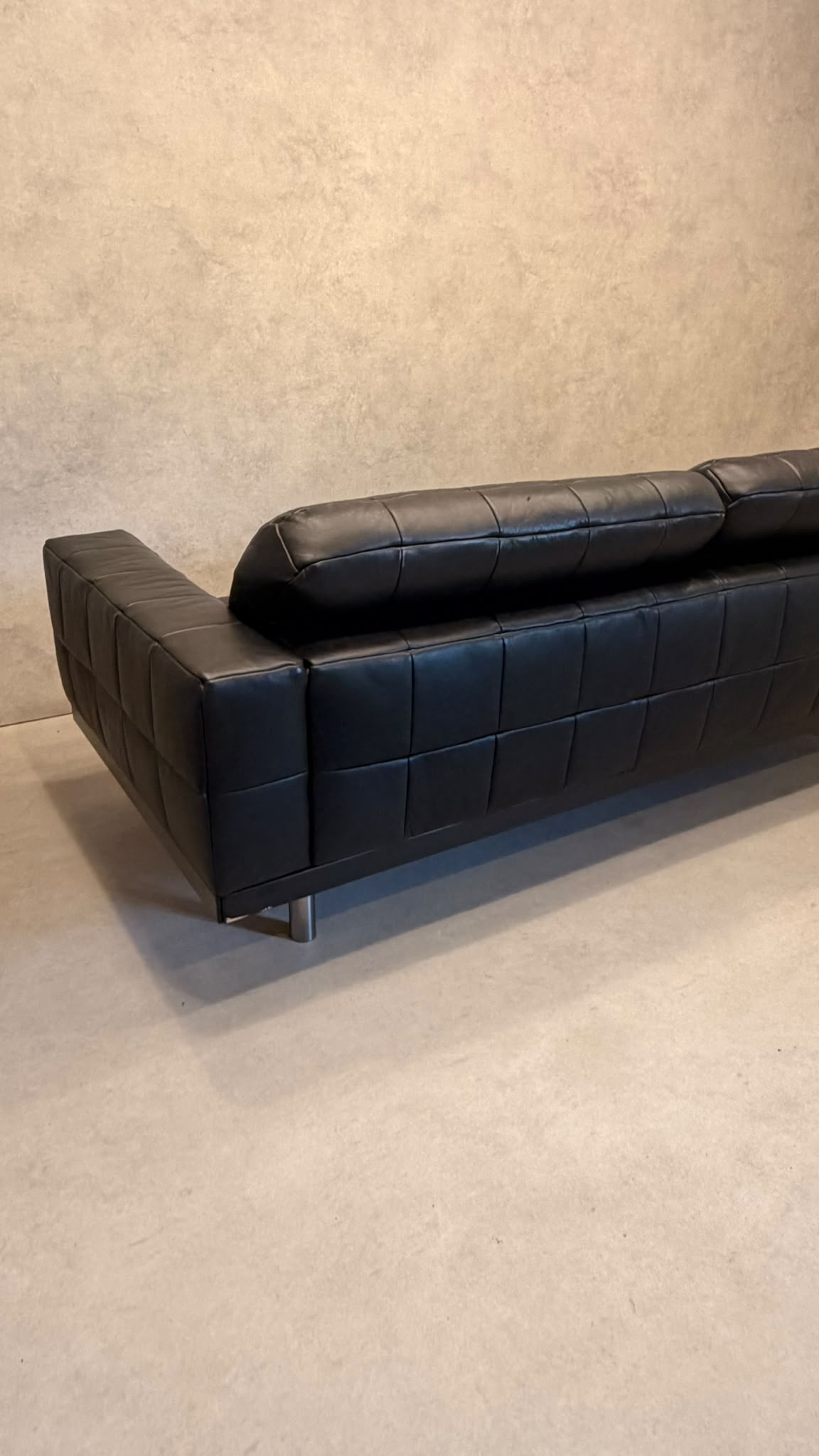 Premium Vintage Sofa aus Leder in schwarz im Kubus-Design