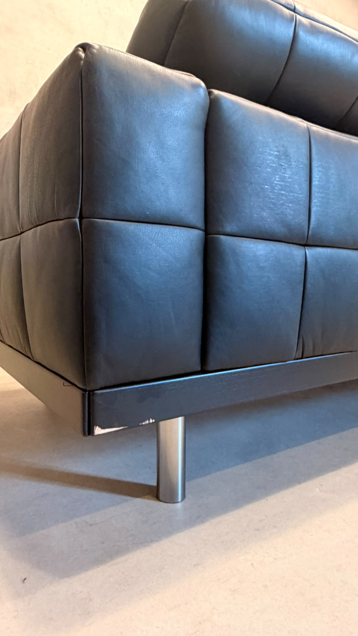 Premium Vintage Sofa aus Leder in schwarz im Kubus-Design